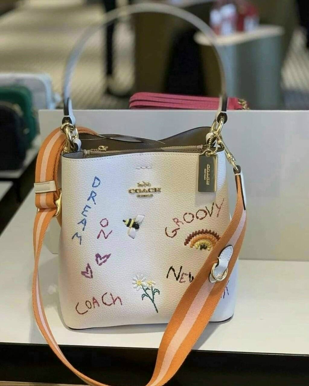 Túi đeo chéo coach dáng bucket họa tiết siêu đẹp