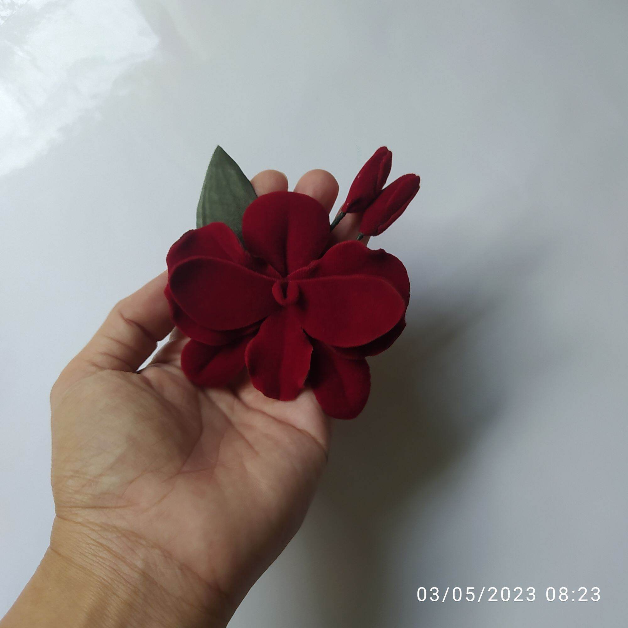 Hoa lan cài áo handmade Canto màu đỏ đô
