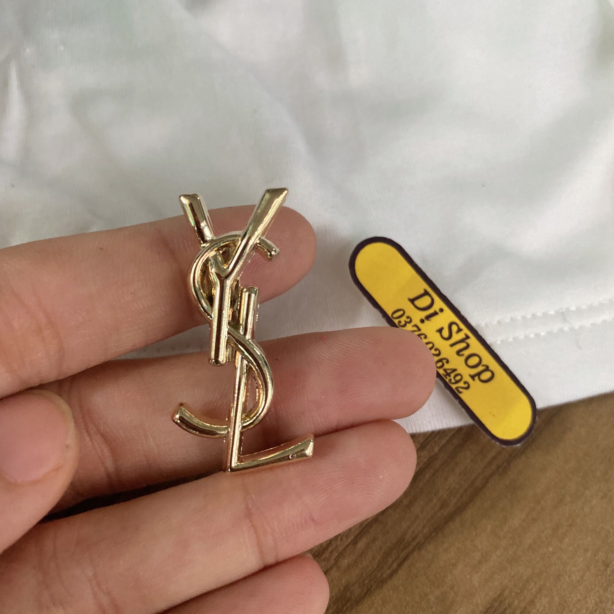 Tag cài ysll có ghim cài size tầm 3cm