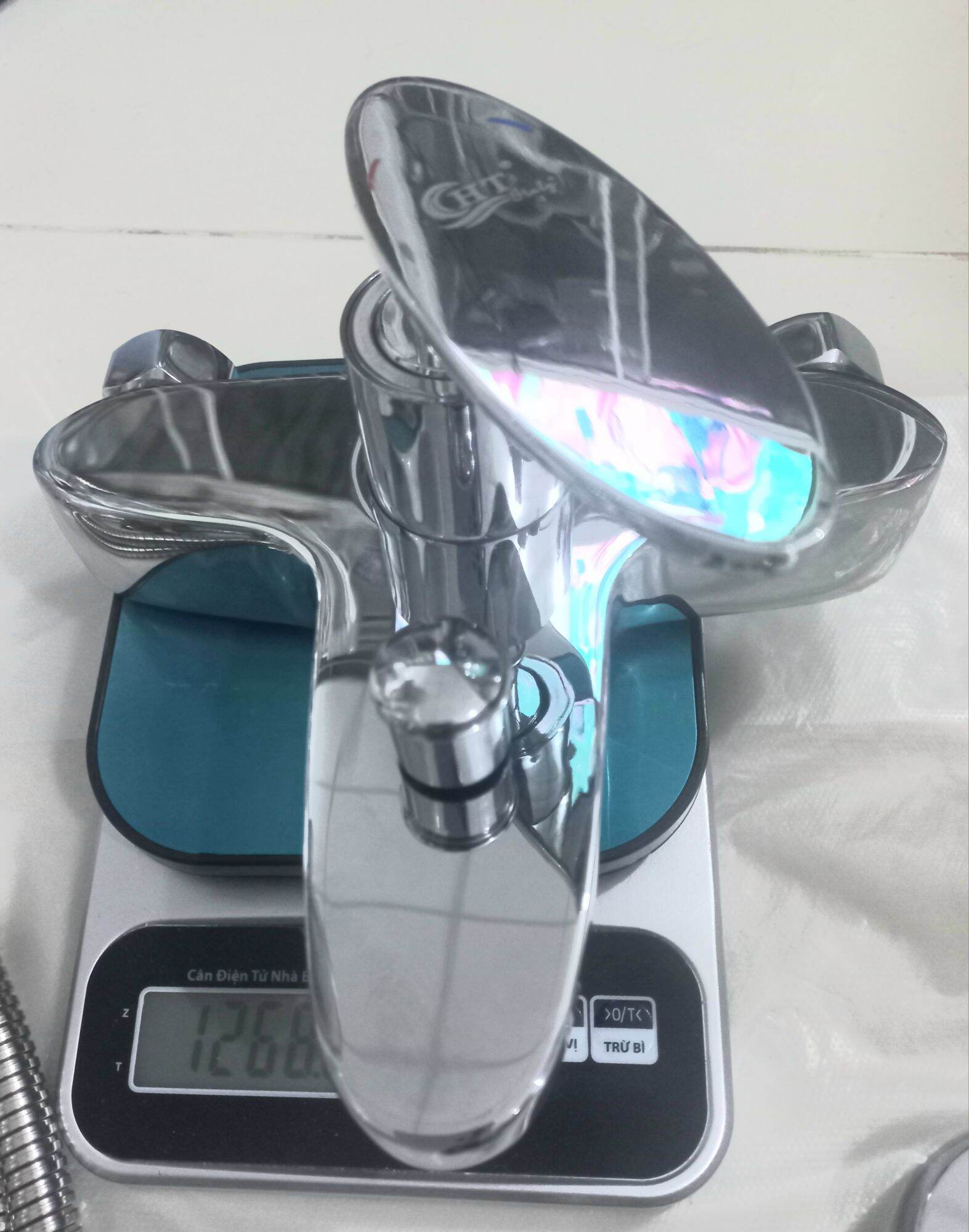 Củ sen nóng lạnh Chất liệu đồng mạ crôm xi bóng.kiếng + bộ tay sen tăng áp. loại nặng cao cấp