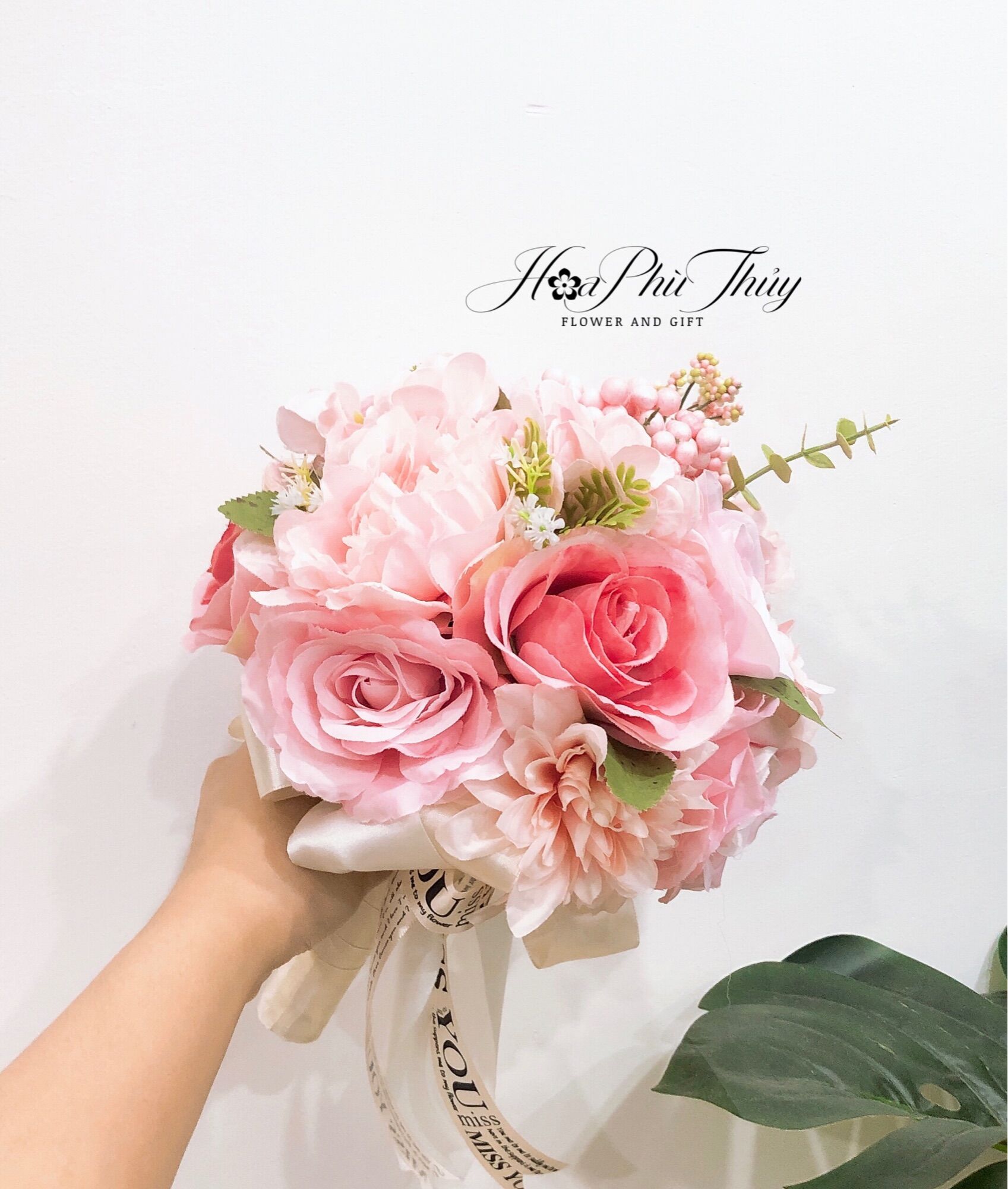 Hoa cưới cầm tay cô dâu bằng lụa cao cấp