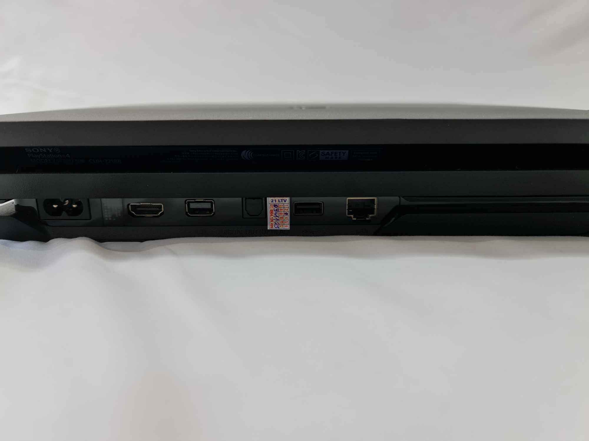 Máy chơi game PS4 Pro.