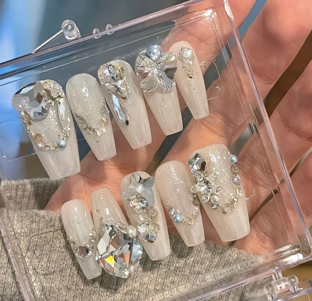 77 Nailbox thiết kế , màu hồng gắn charm Nơ và gấu