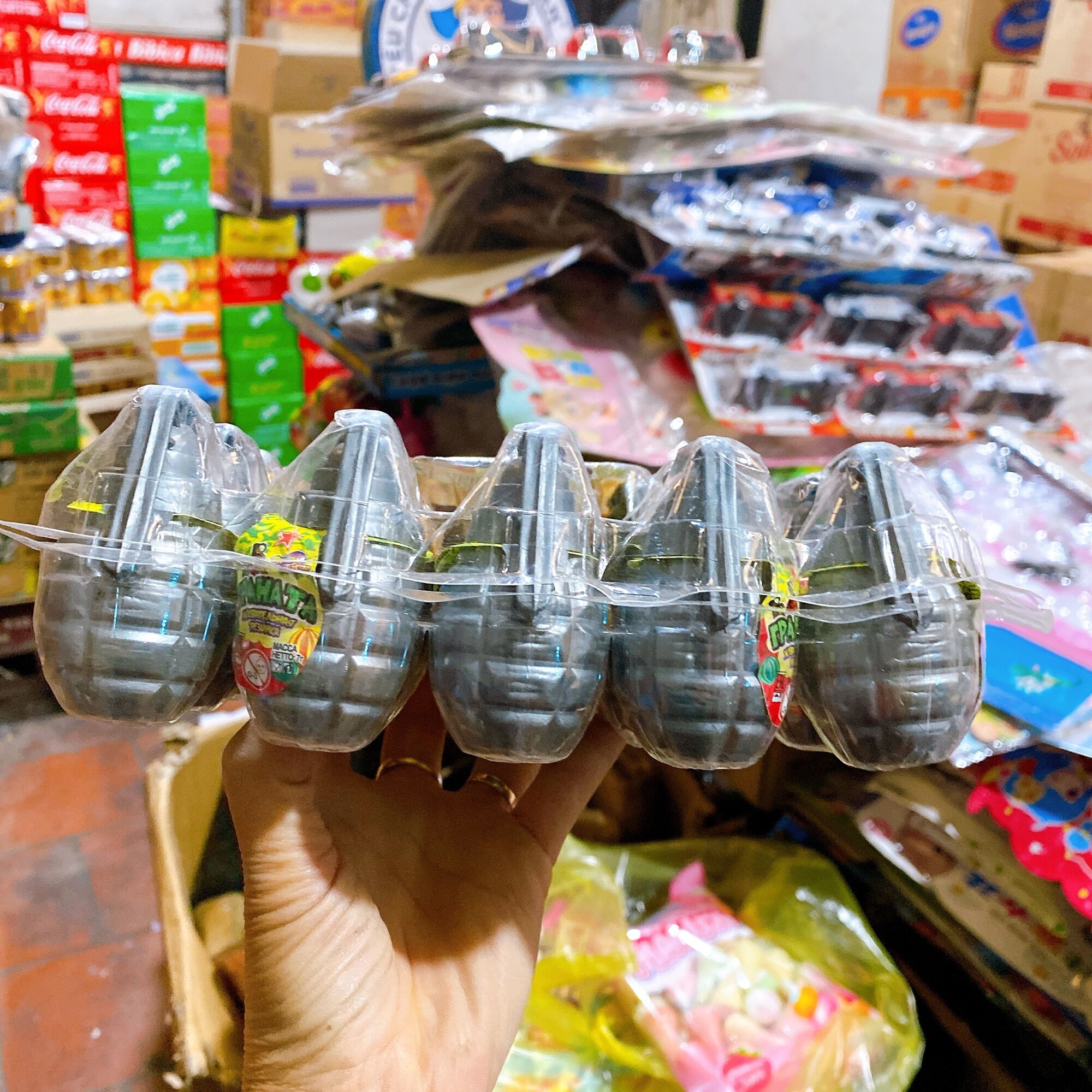 Khay 30 lọ kẹo C trái cây kèm đồ chơi