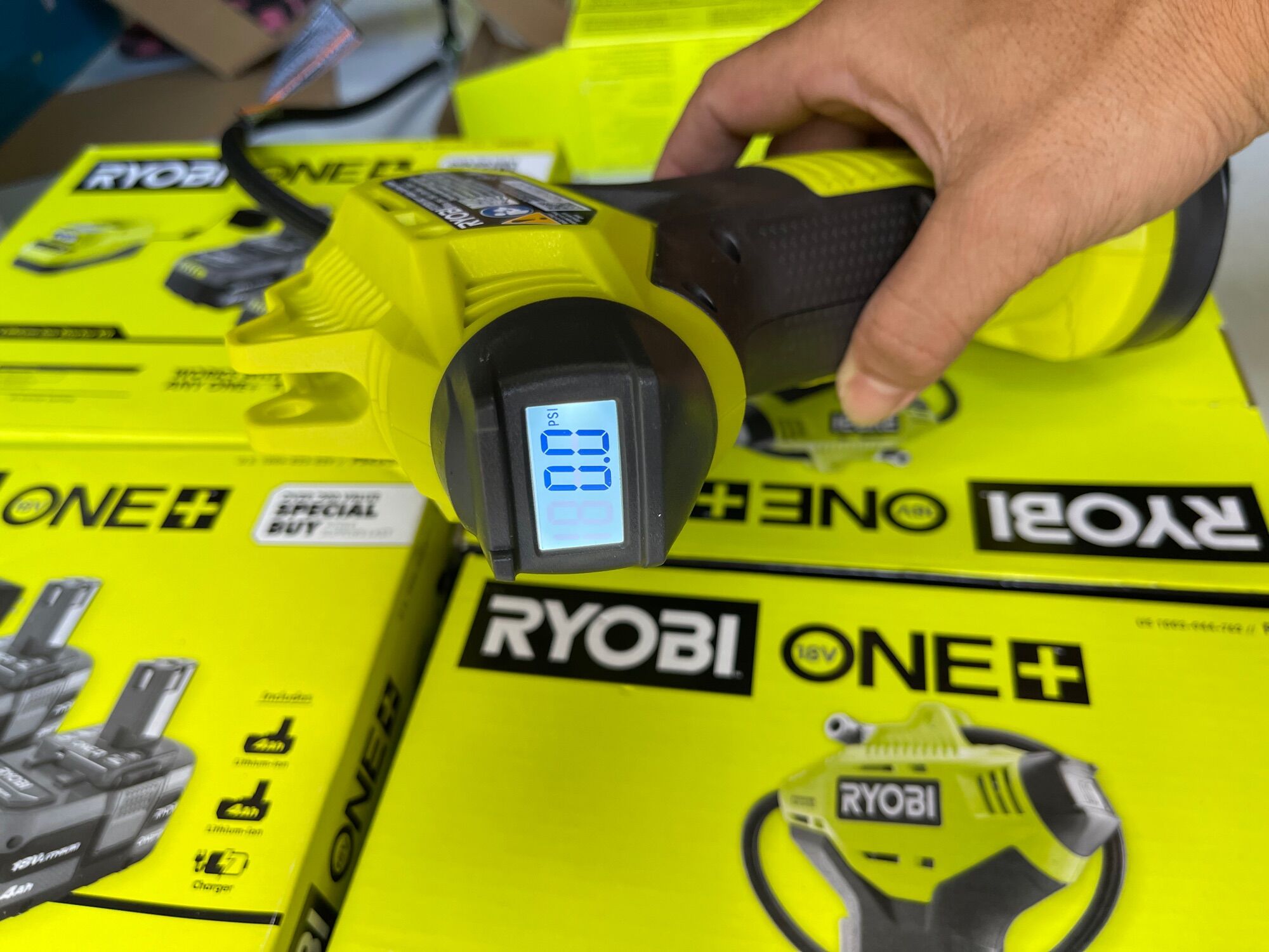 BƠM LỐP XE RYOBI P737