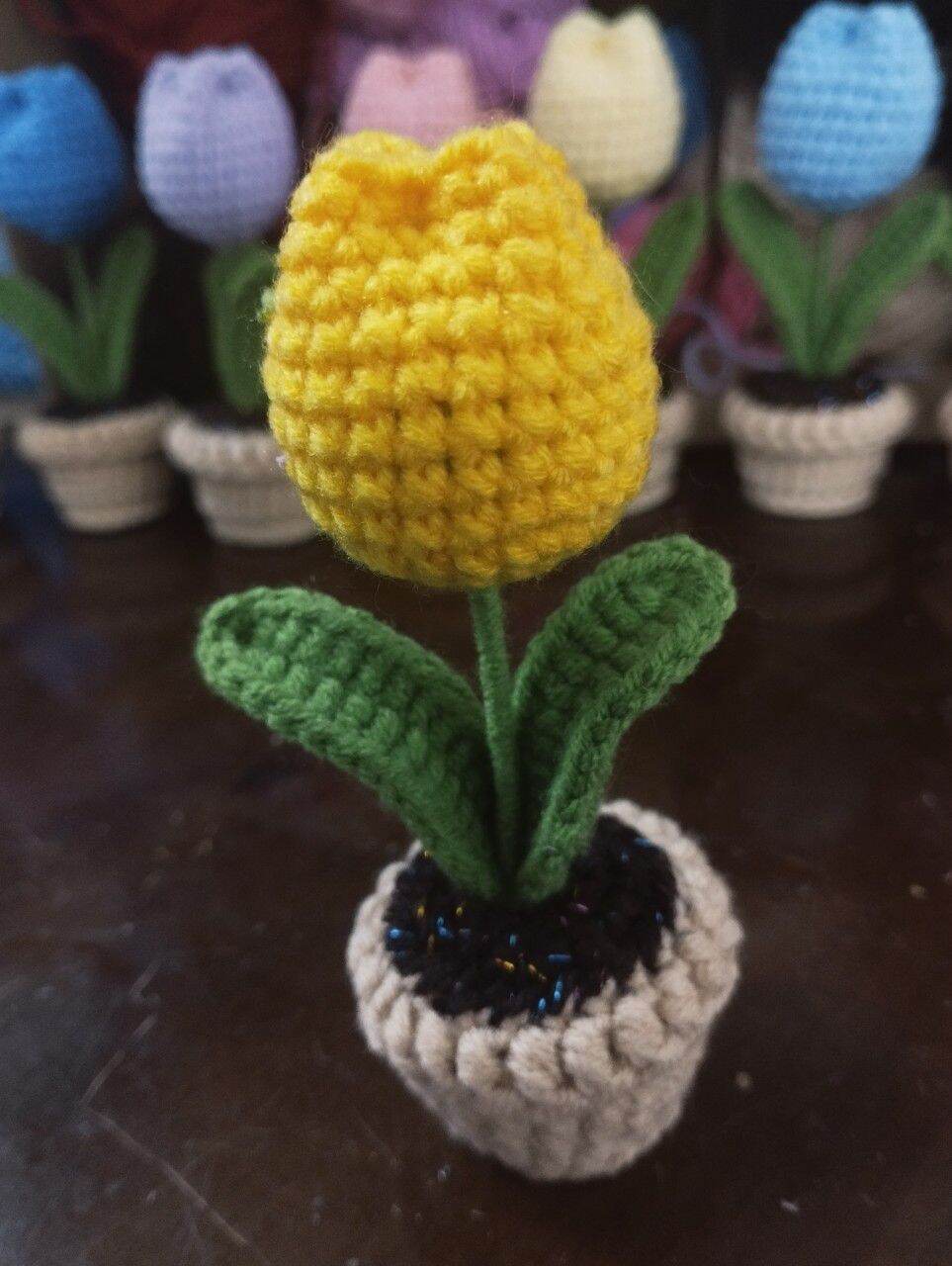Chậu hoa tulip mini bằng len handmade