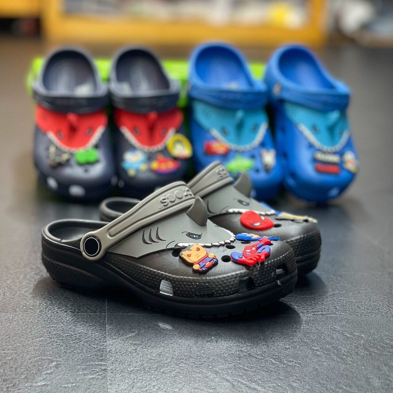 SỤC CROCS-TRẺ EM CLASSIC VI CÁ MẬP- tặng 6 sticker