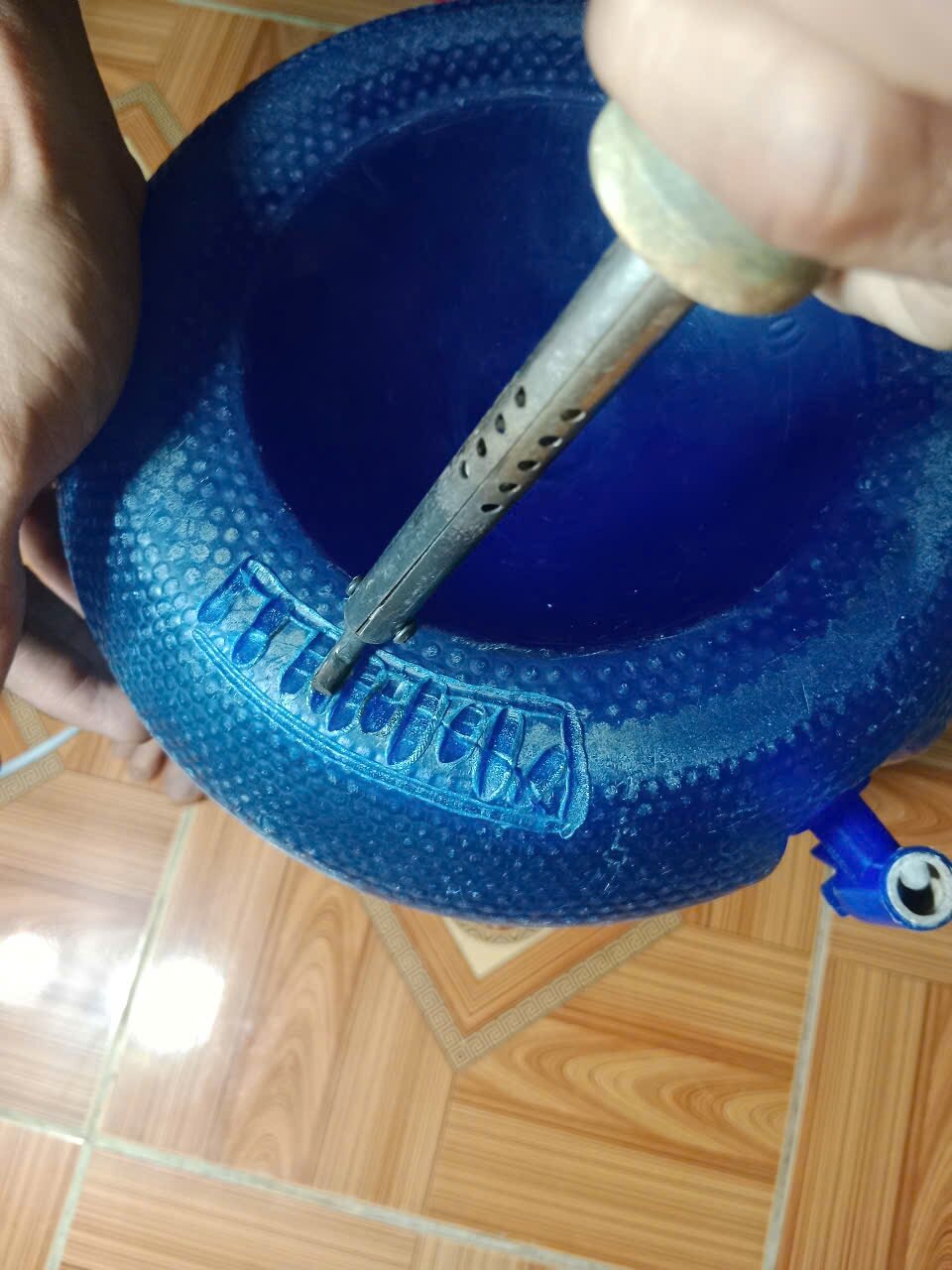 mở hàng  vá bồn nhựa lớn