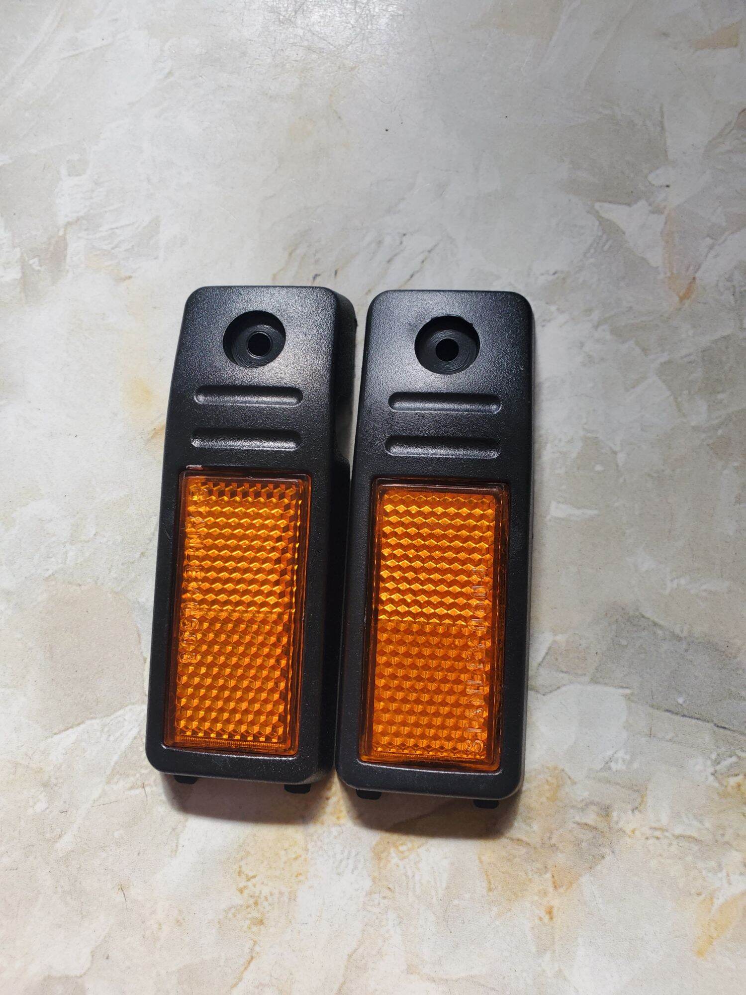 Cặp mắt mèo phản quang xe Dream lùn.