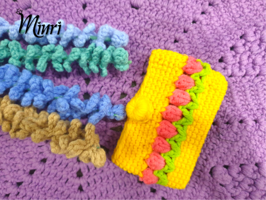 Ví mini handmade bằng len màu vàng họa tiết hoa xinh xắn