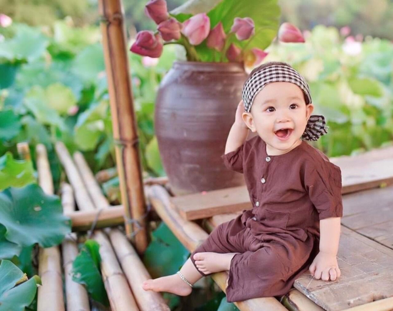 Bà Ba Bé Trai Kèm Khăn Rằn Màu Nâu