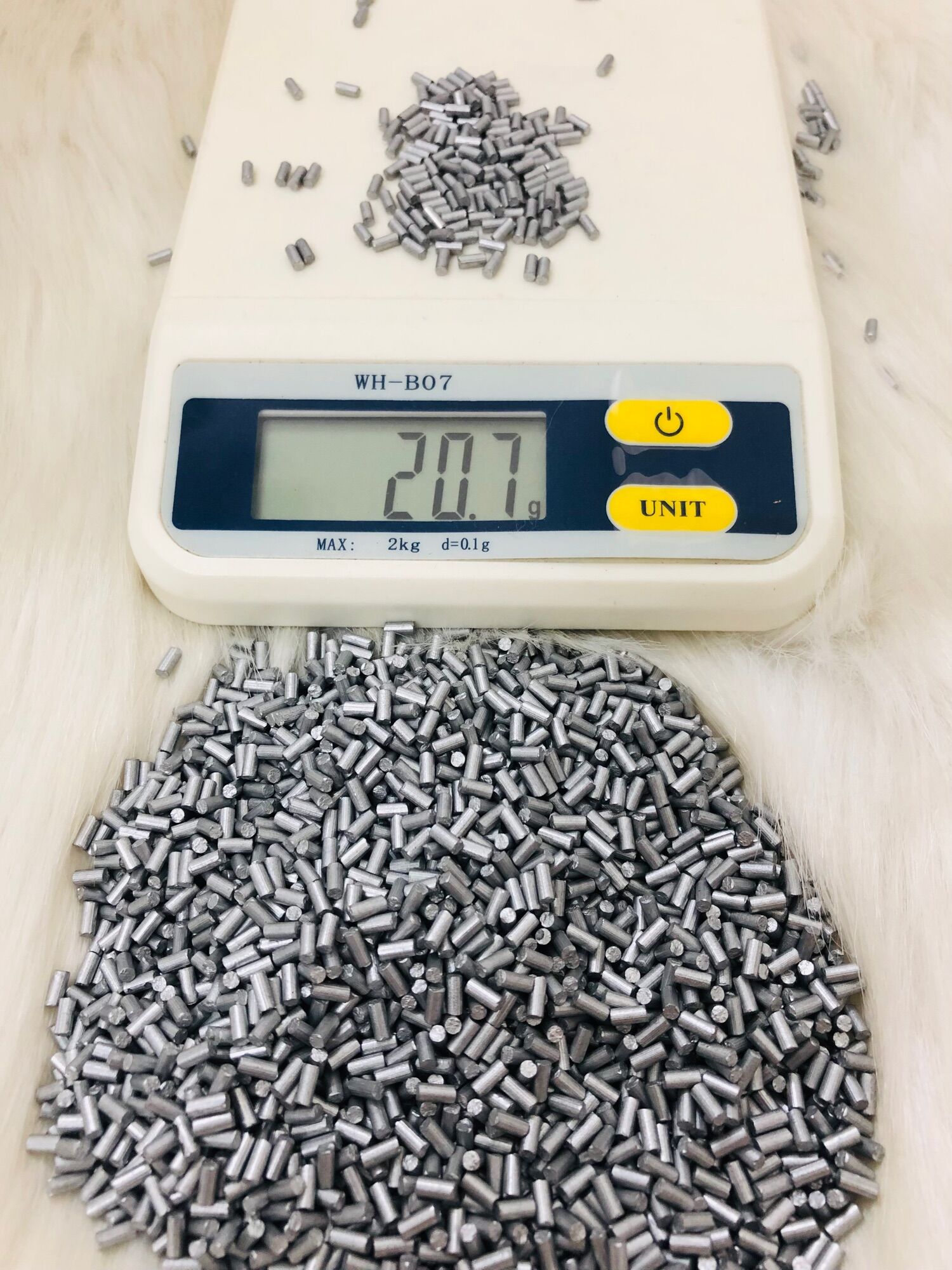Đá zippo, đá bật lửa các loại, đá hộp quẹt màu xám: mềm, bén lửa 20gram khoảng 135
