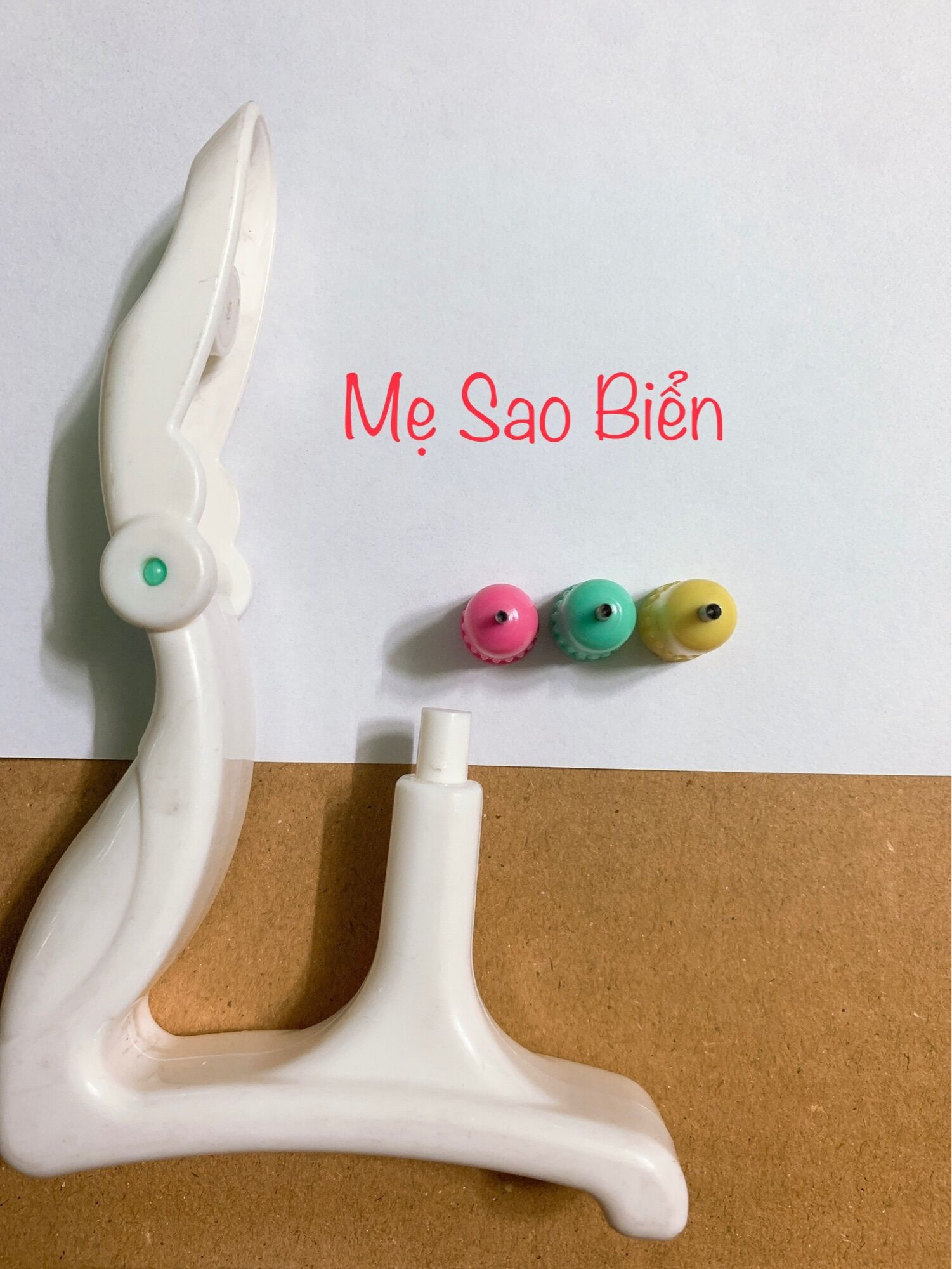 Dụng cụ đục lỗ núm ty Farlin dập lỗ núm ti bình sữa