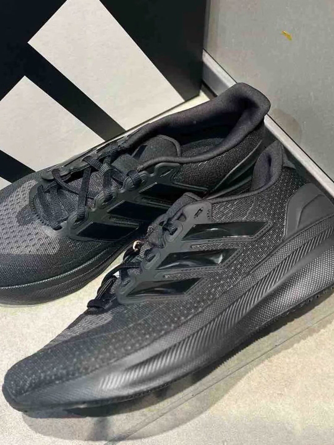 adidas | Low Top Shock Absorbing Running Shoes - Thương hiệu adidas Giá 1,301,000 Đồng*Miễn phí vận chuyển