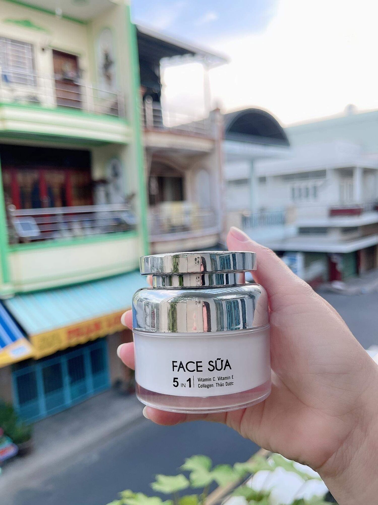 KEM FACE SỮA CÔ GÁI NÚI