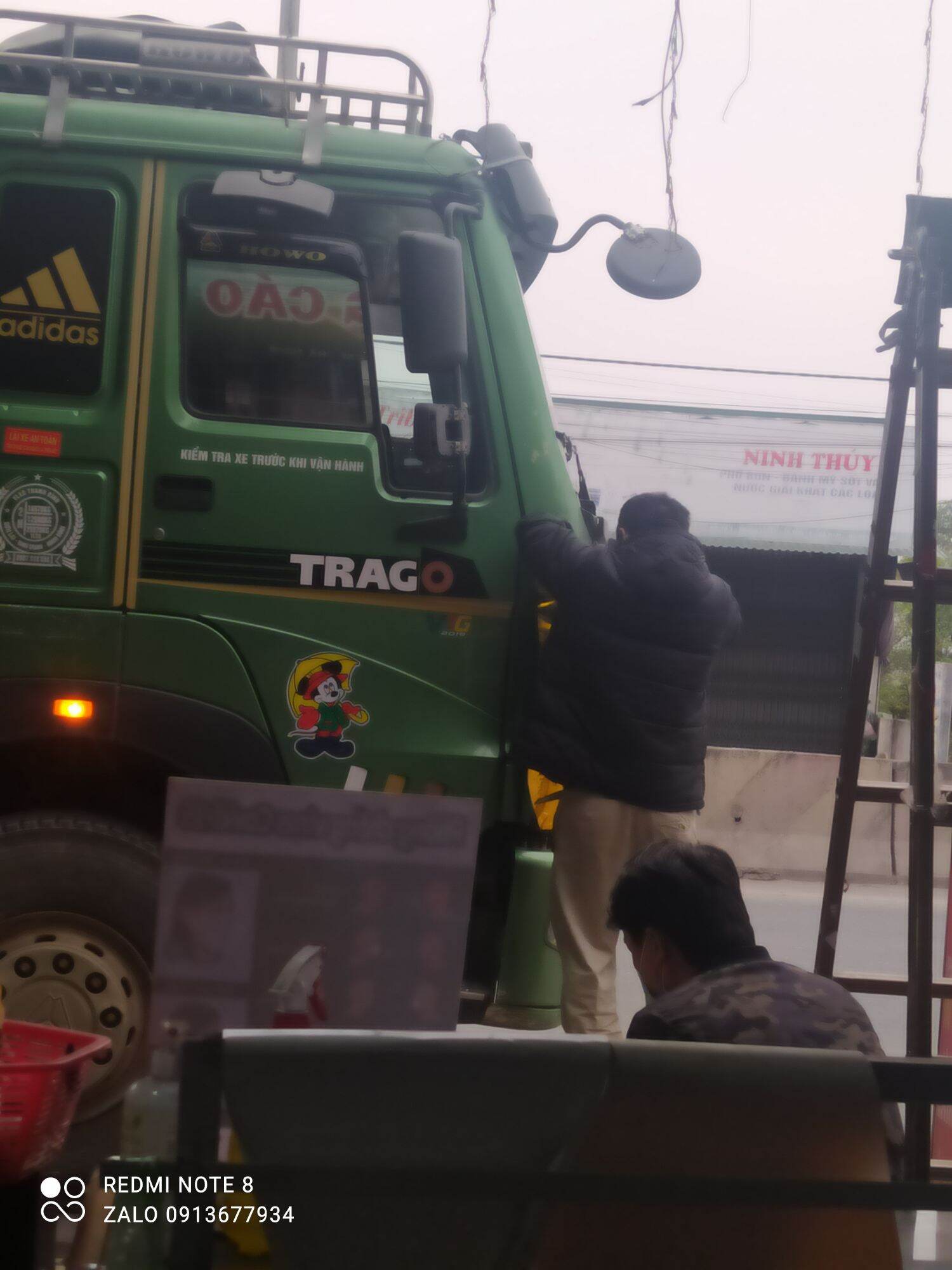 cặp Tem đôi chuột mickey cầm ô dán trang trí các dòng xe
