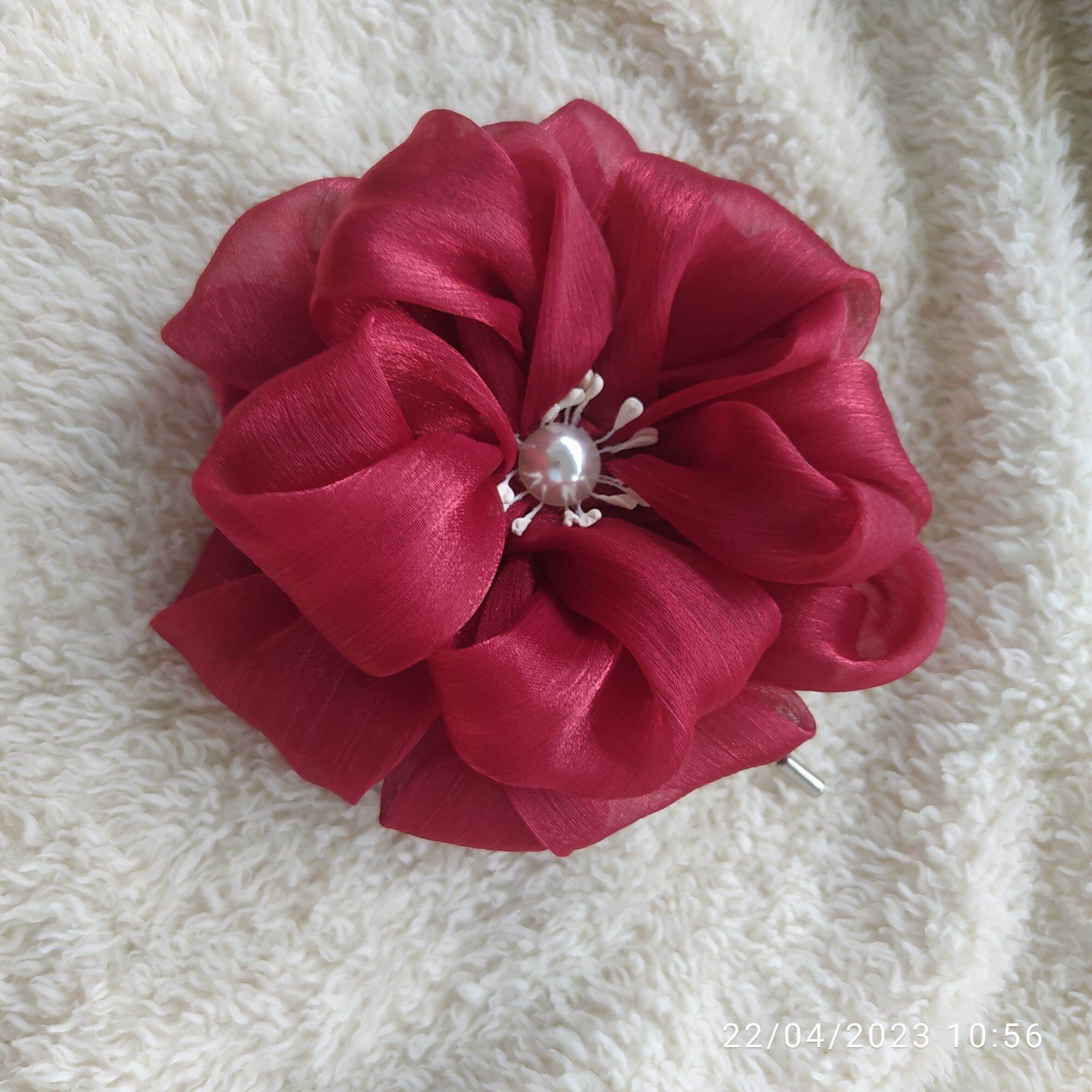 Hoa cài áo handmade Canto màu đỏ đô
