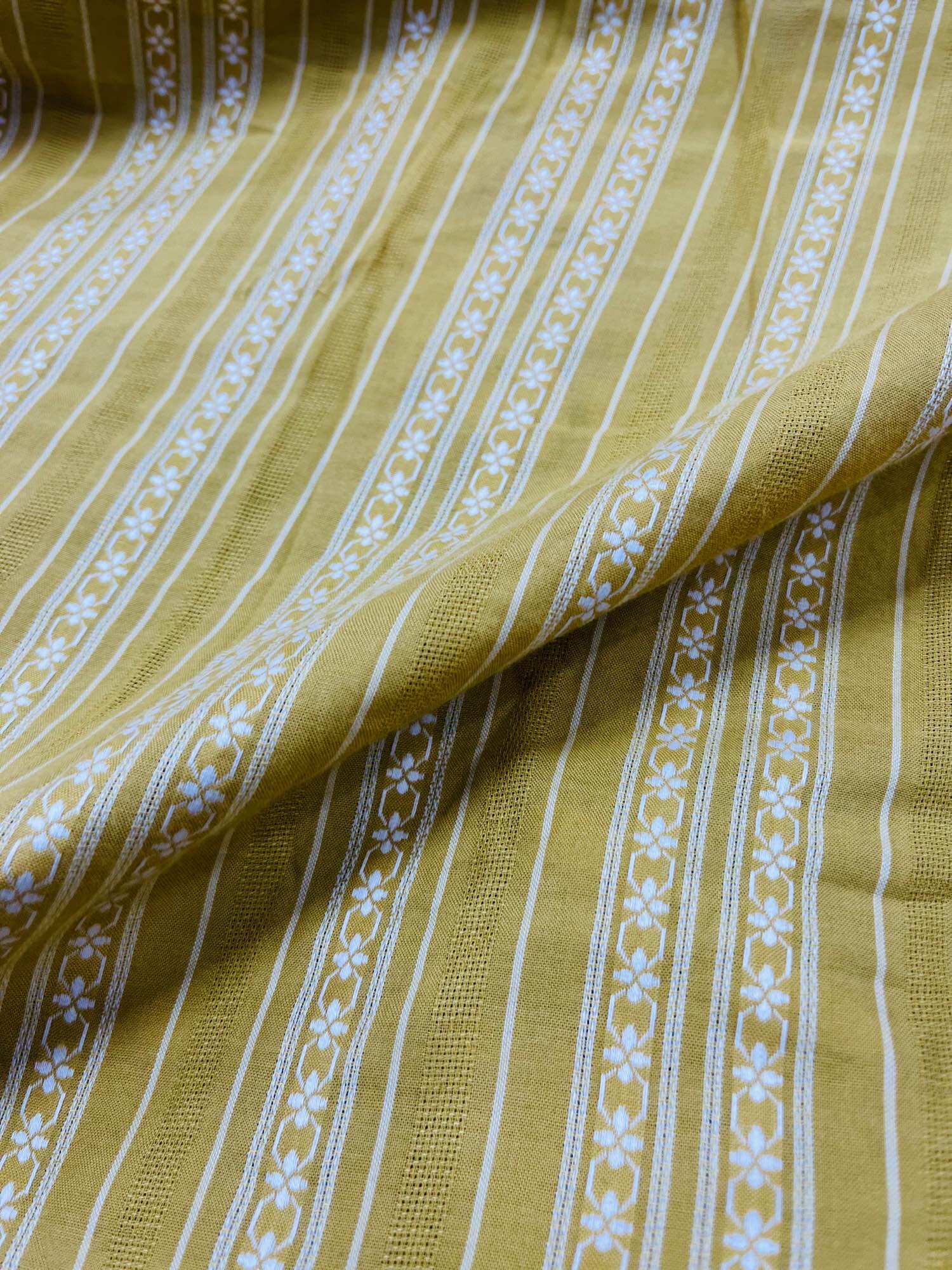 Vải kate cotton thêu cao cấp . Chất vải mịn đẹp . Được nhập khẩu từ Hàn. Thích hợp may áo , đầm thời trang. Khổ 1m5