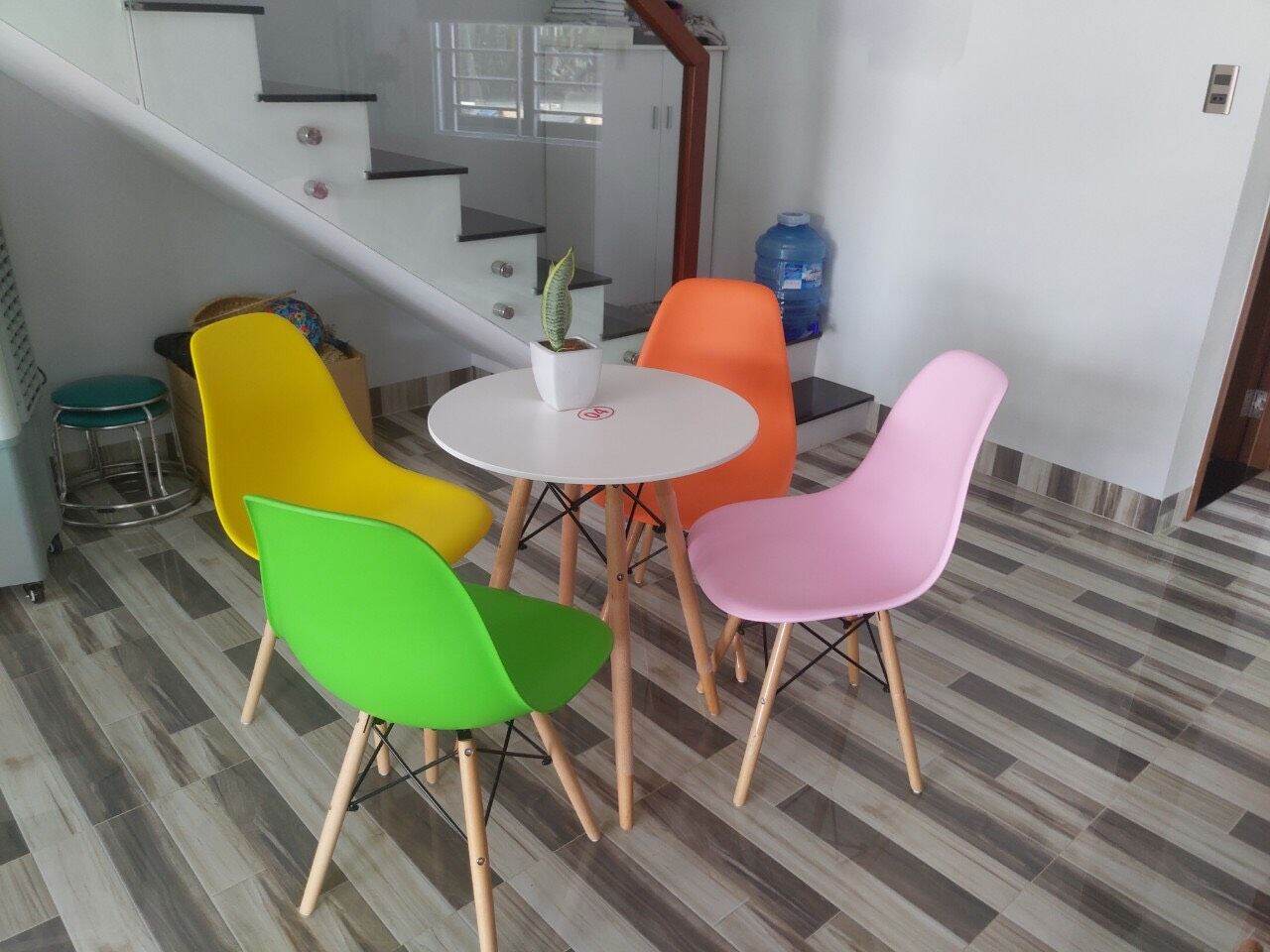bàn ghế EAMES(1bàn+4ghế)