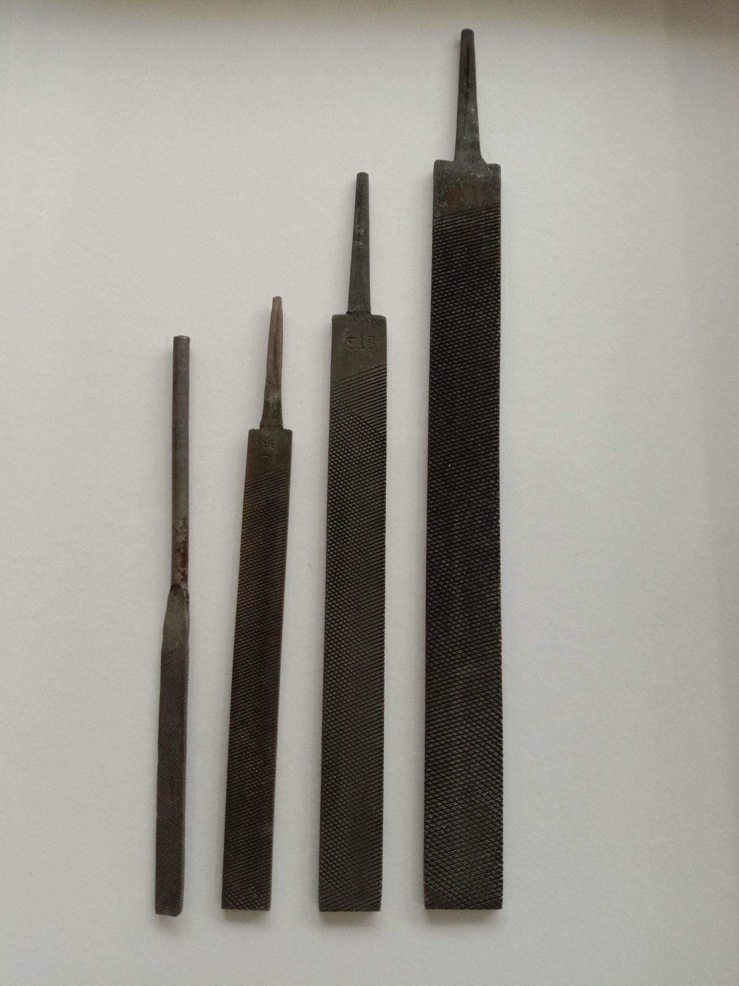 1 cái dũa sắt dẹp, dũa bản