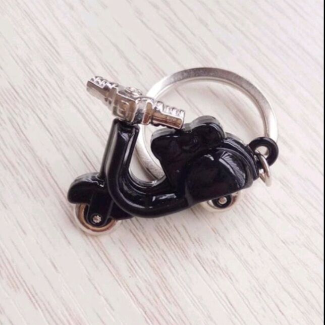 móc khóa xe máy vespa ý