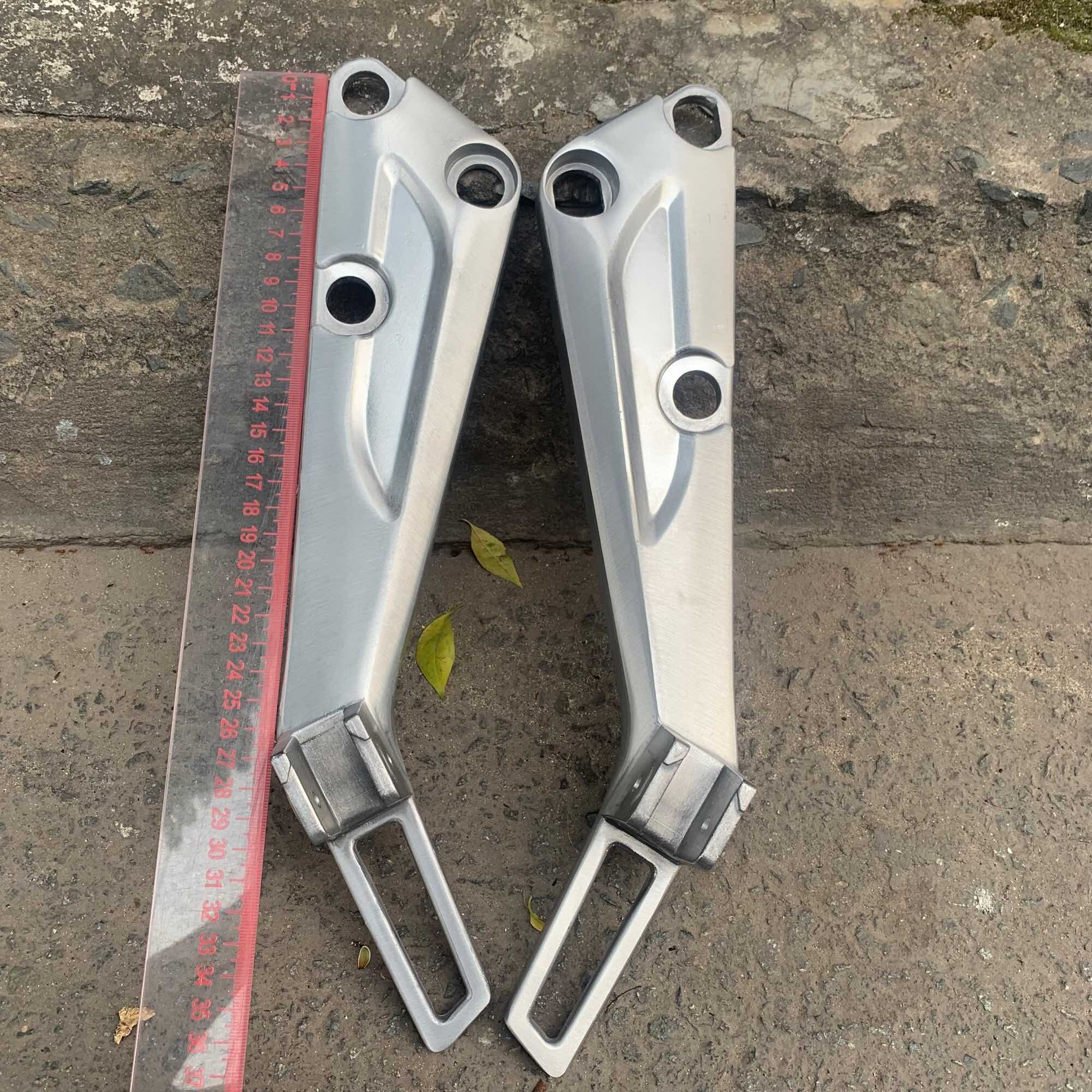 Gác chân sau xe wave nhỏ đời 2004