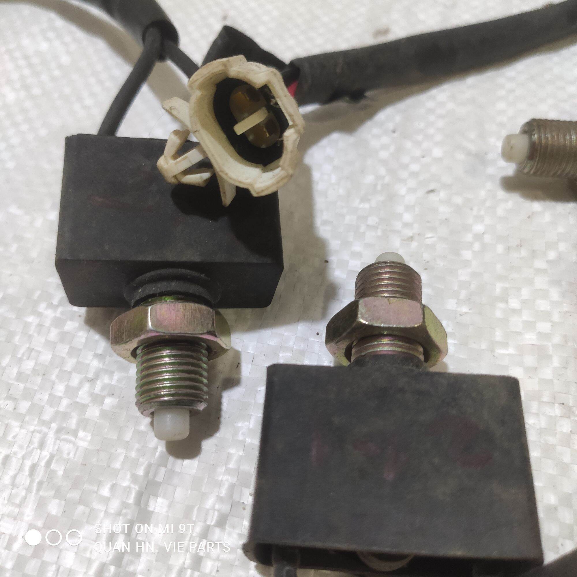 Công tắc đèn phanh xe tải chenglong./ M51-3750410./ công tắc phanh xe tải chenglong./ công tắc báo đèn phanh Chenglong./ công tắc bàn đạp thắng xe chenglong,... VIE PARTS