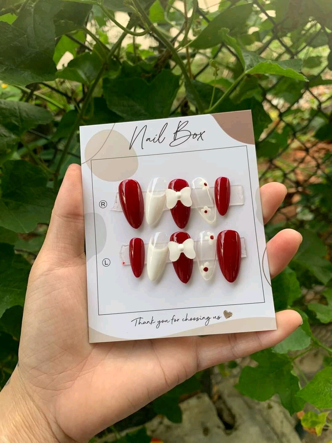 Móng tay giả thiết kế Huyền Trang Nail màu đỏ phối nơ trắng