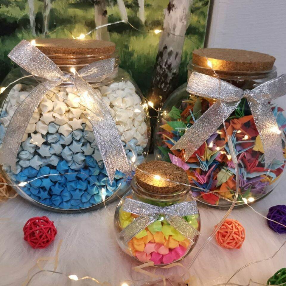 Lọ thuỷ tinh nghiêng đựng sao, hạc giấy