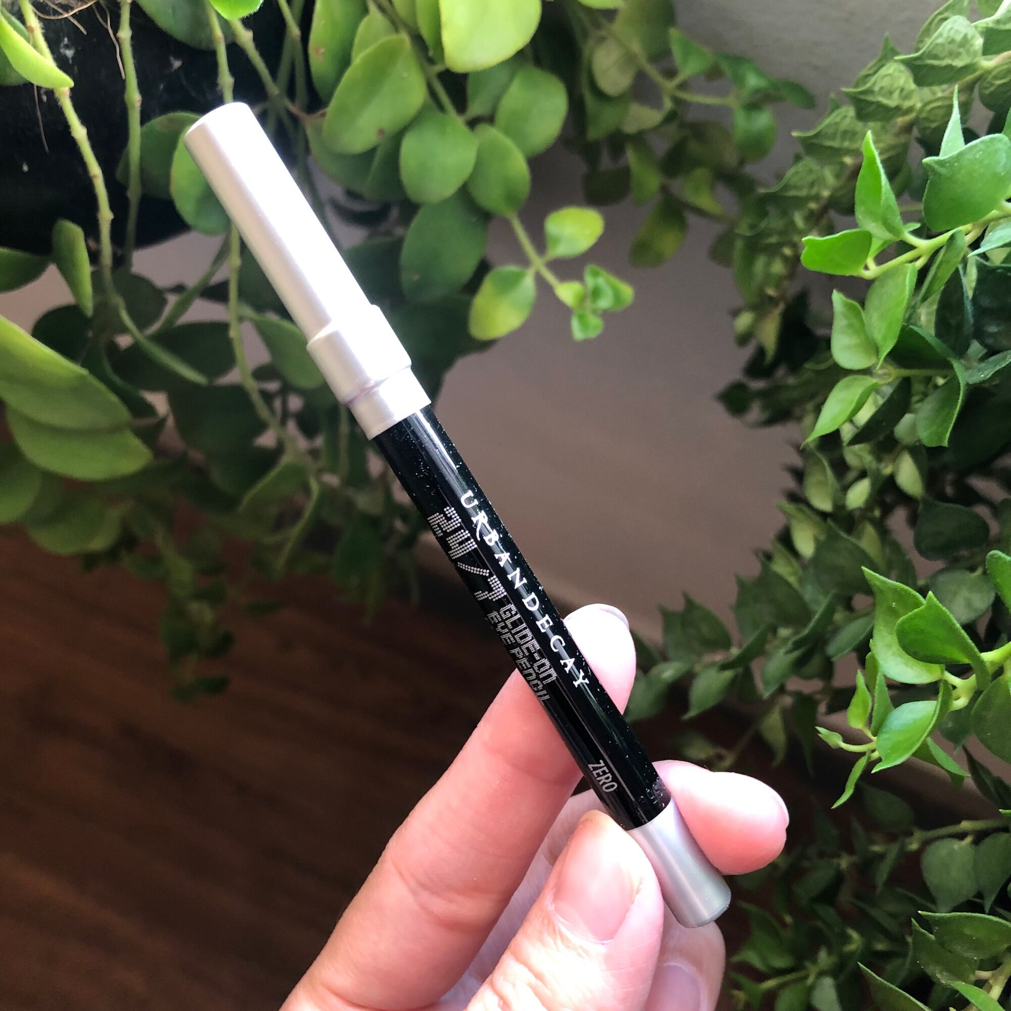 Bút chì kẻ mắt urban decay 24/7 glide on eye pencil màu zero 0.03oz