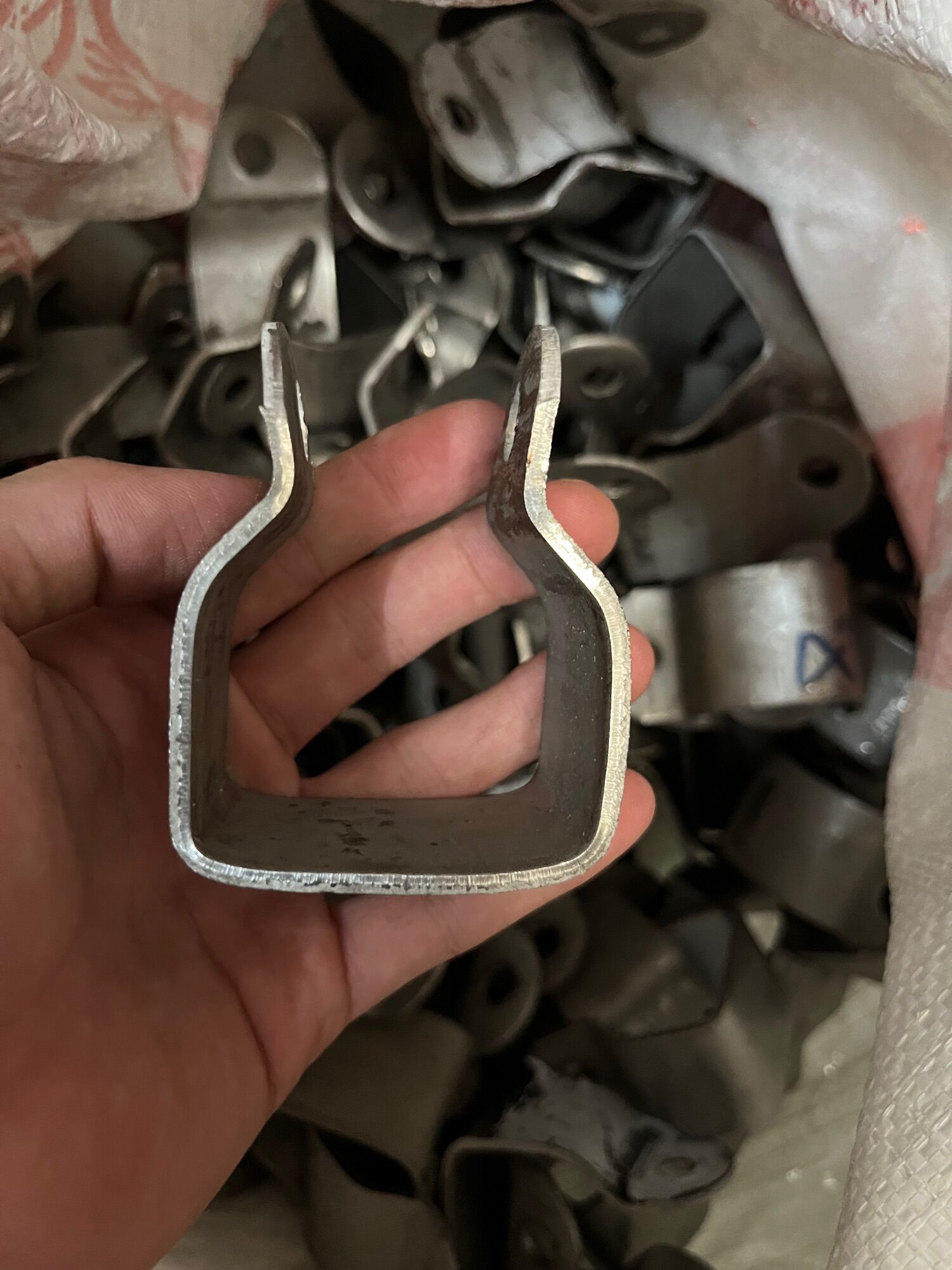 Cổ dê bắt dàn lap máy đuôi tôm ống 34 cổ dê inox 201, 304