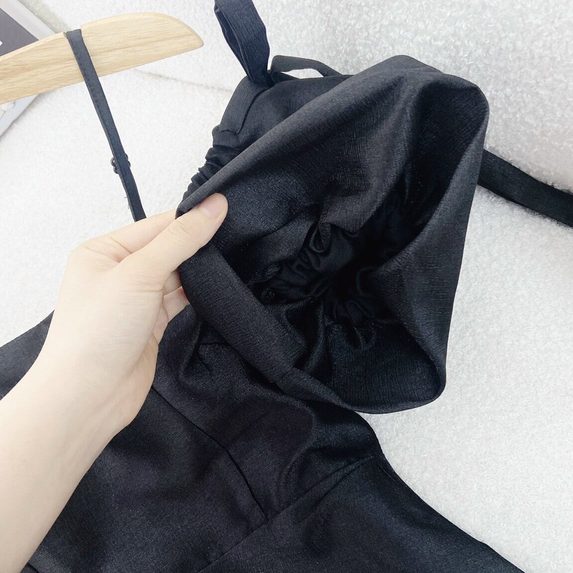 Đầm đen 2 dây rớt tay phồng đính nơ