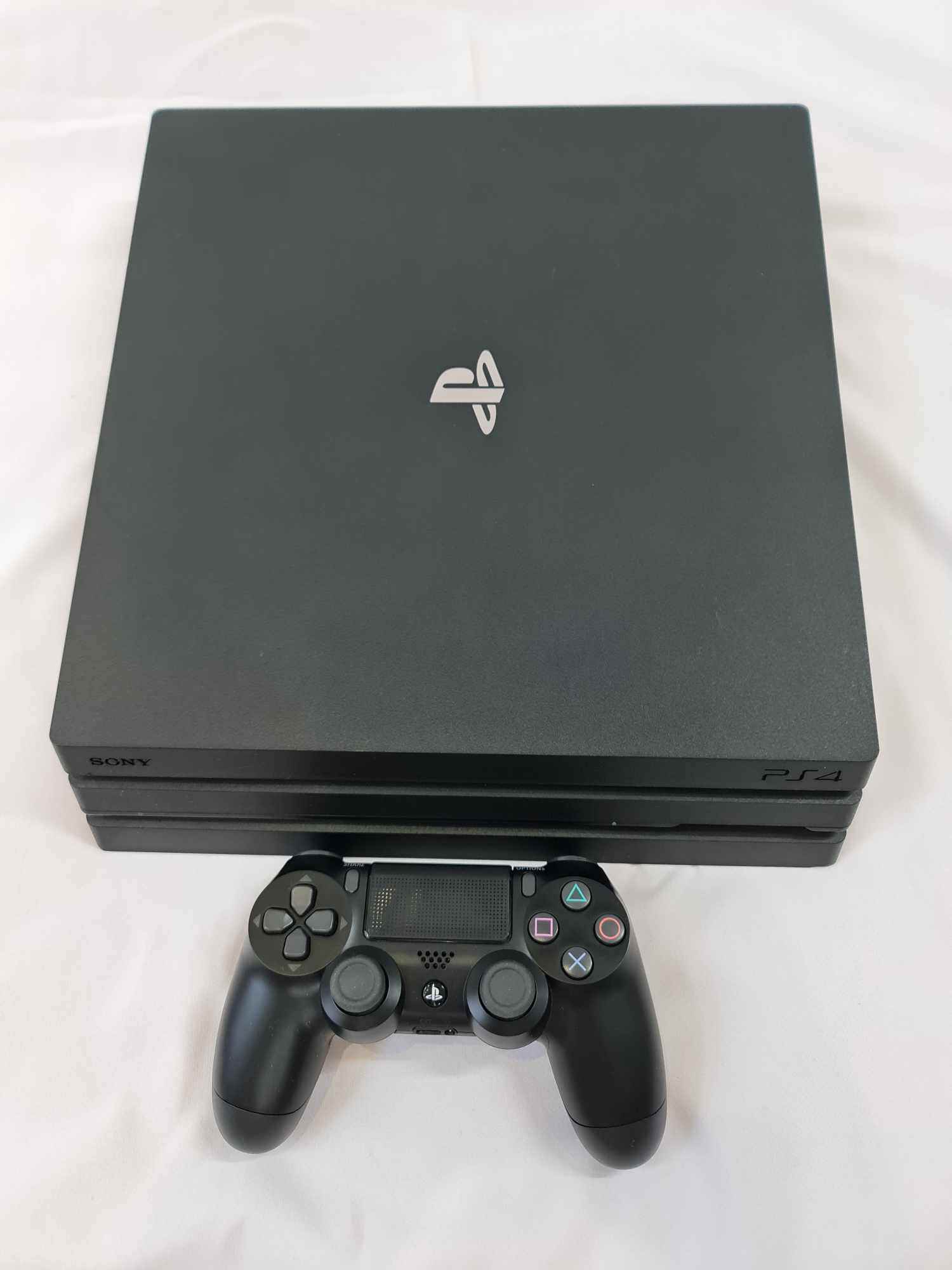 Máy chơi game PS4 Pro.