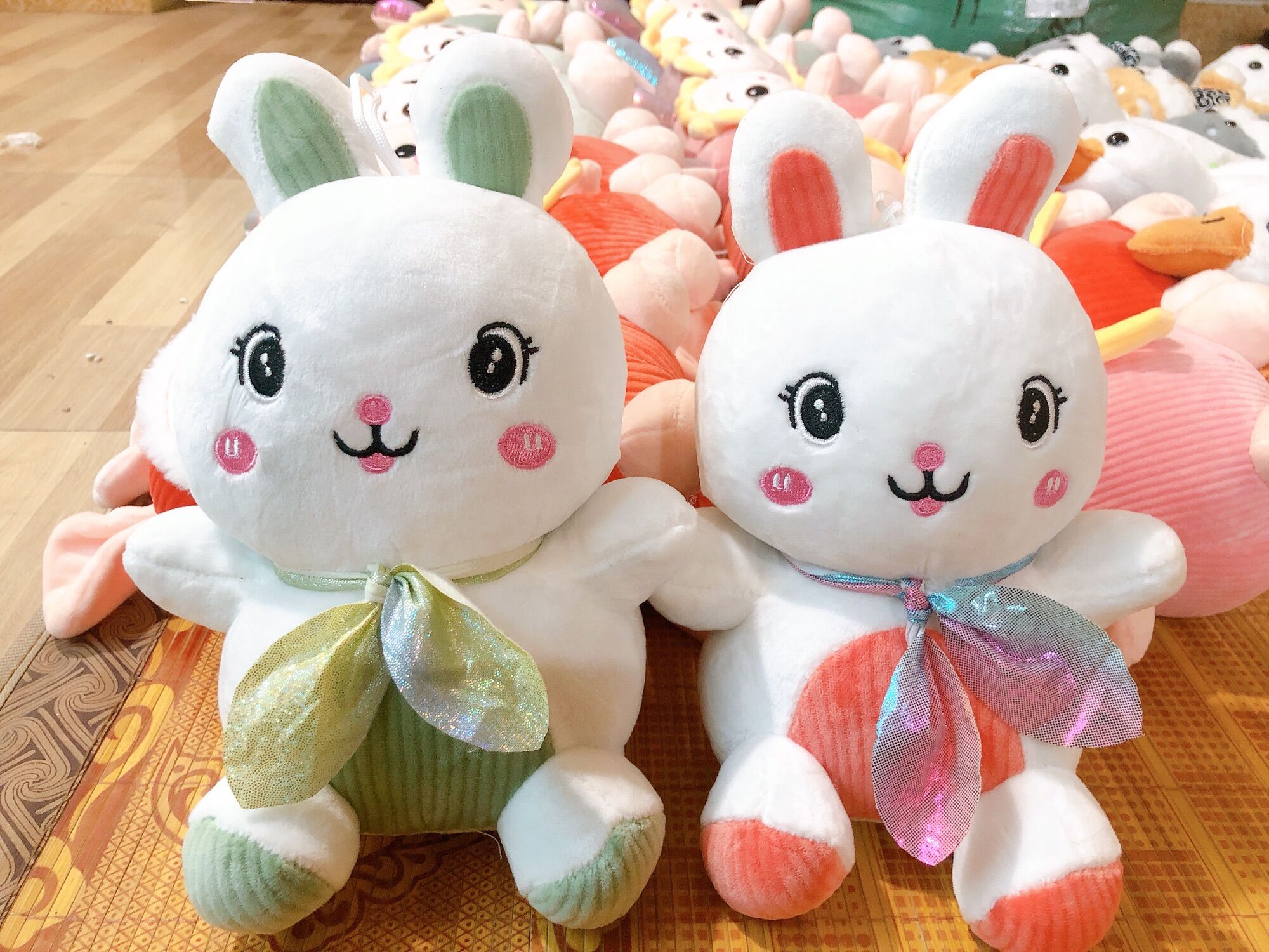 Gấu nhồi bông thỏ đeo nơ siêu xinh