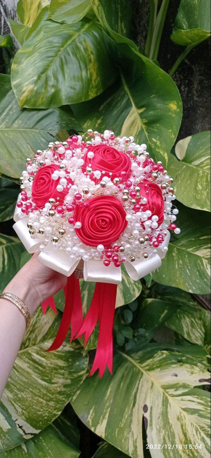 Hoa cưới ngọc trai phối hoa lụa màu đỏ