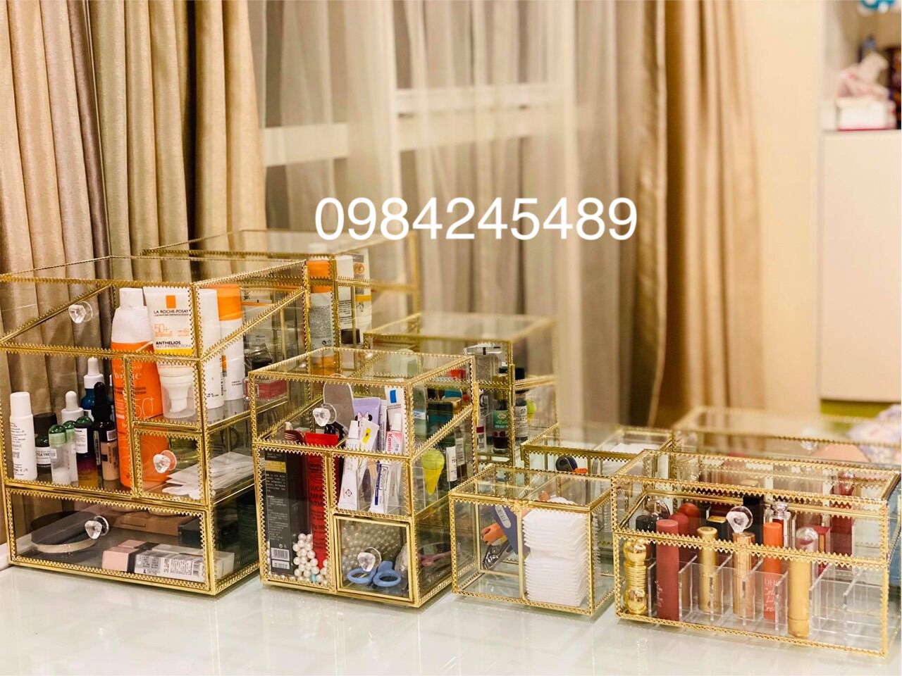 Tủ đựng mỹ phẩm cao cấp viền kim loại