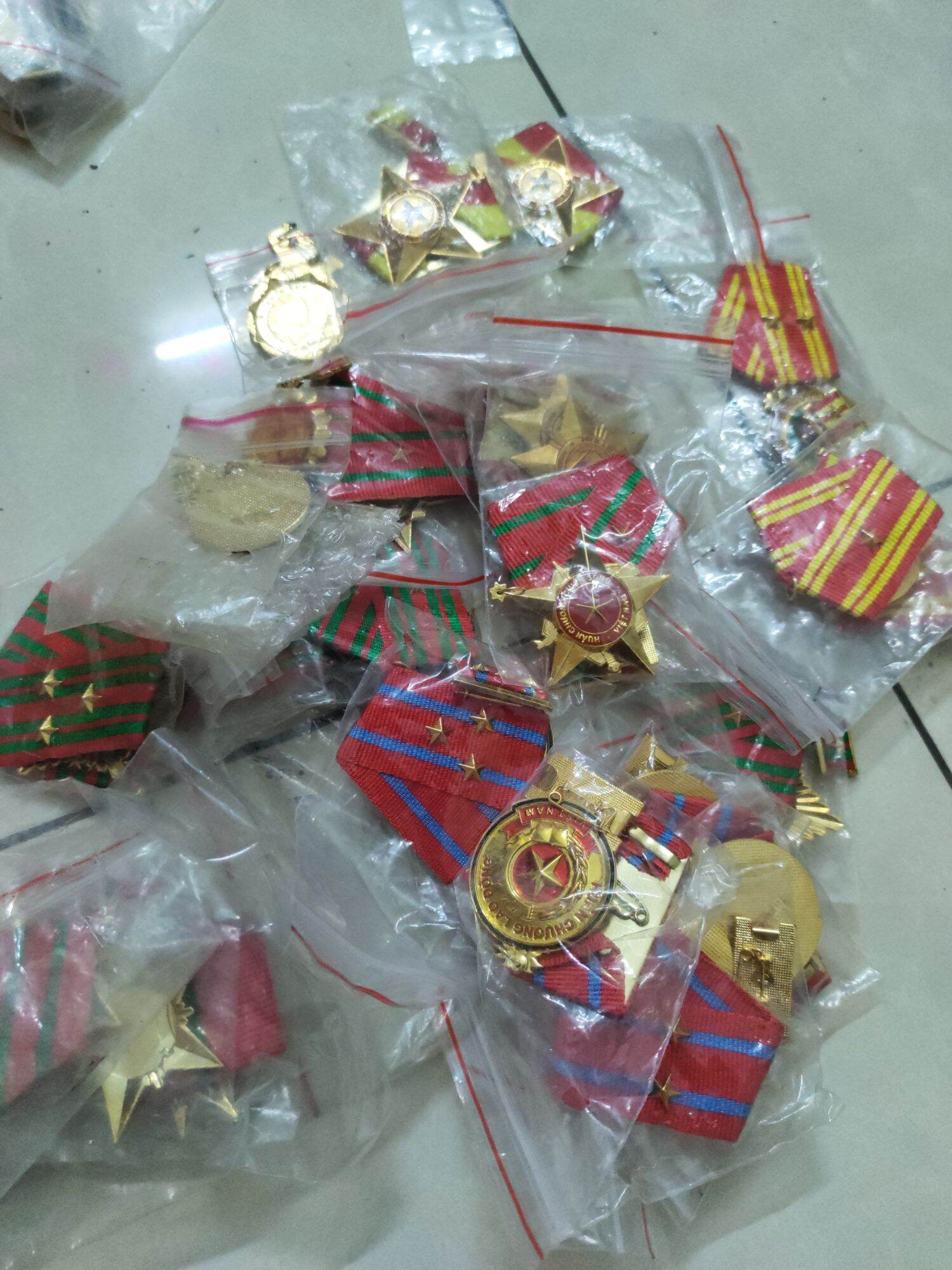 Huy hiệu đồng cài áo có dải và thân gắn vạt áo. medals giải thưởng huy hiệu.
