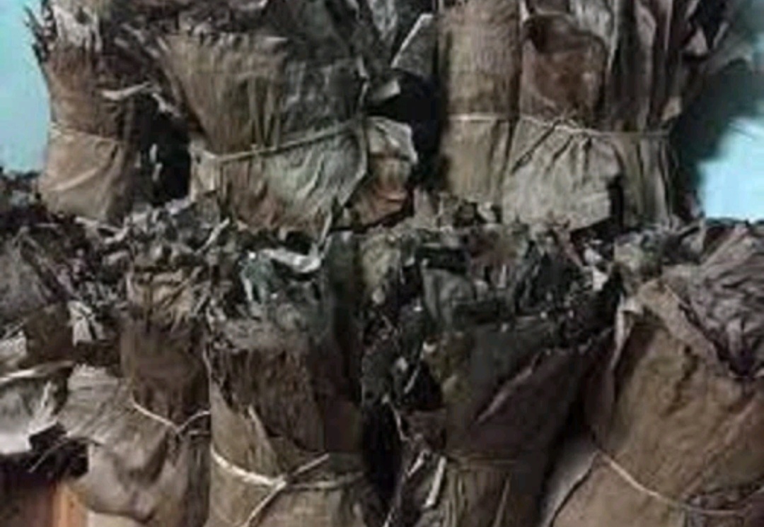 Lá chuối khô 1 ký ( loại thường )