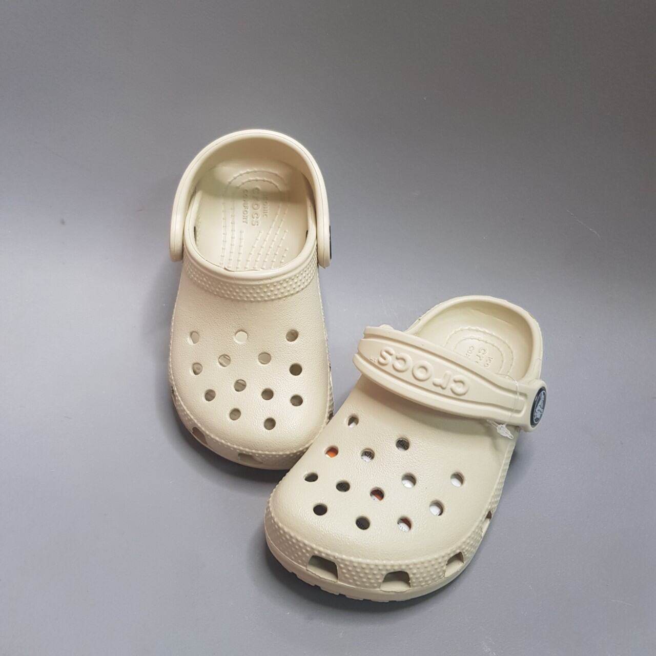 Dép Sục Crocs Classic Cho Người Lớn Nam Nữ Trai Gái Quai Ngang. Sản Phẩm Cao Cấp Nhựa Không Mùi . Trống Trơn Trượt.