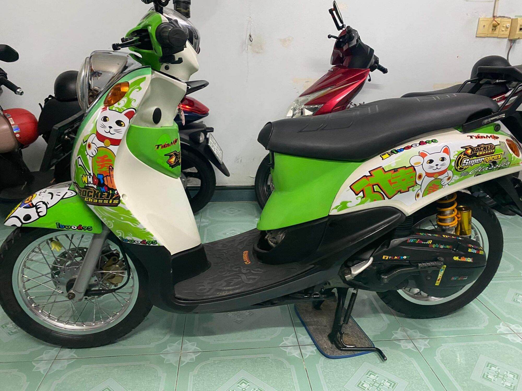 Tem xe Mio classico . Tem mèo thần tài có đủ màu