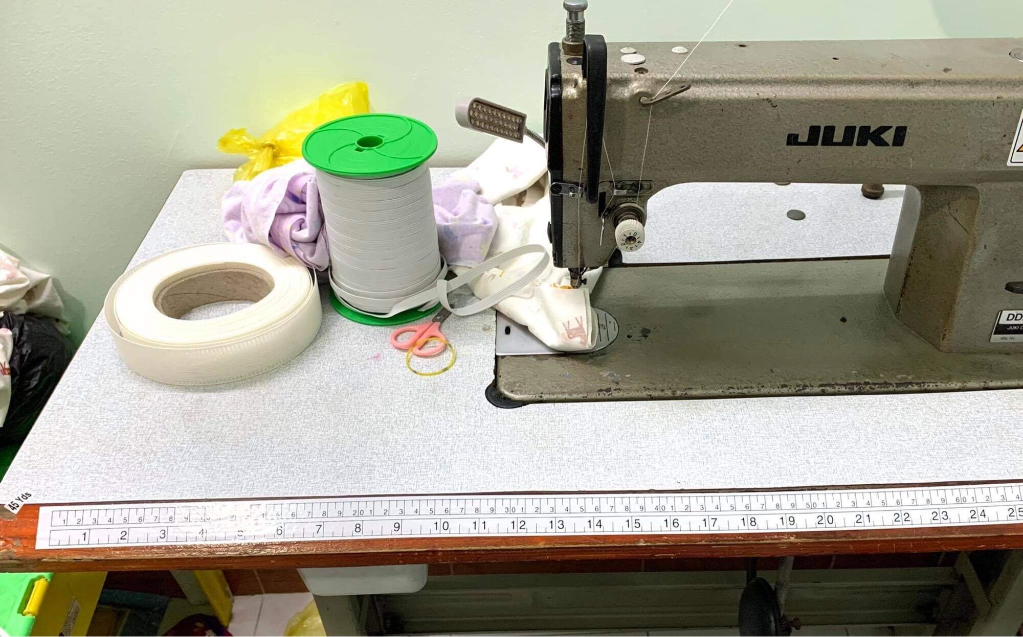 1 cái thước giấy dán bàn máy may