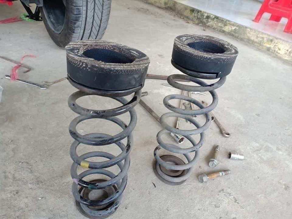 Cao su nâng gầm xe caren ( bộ 2 cục )