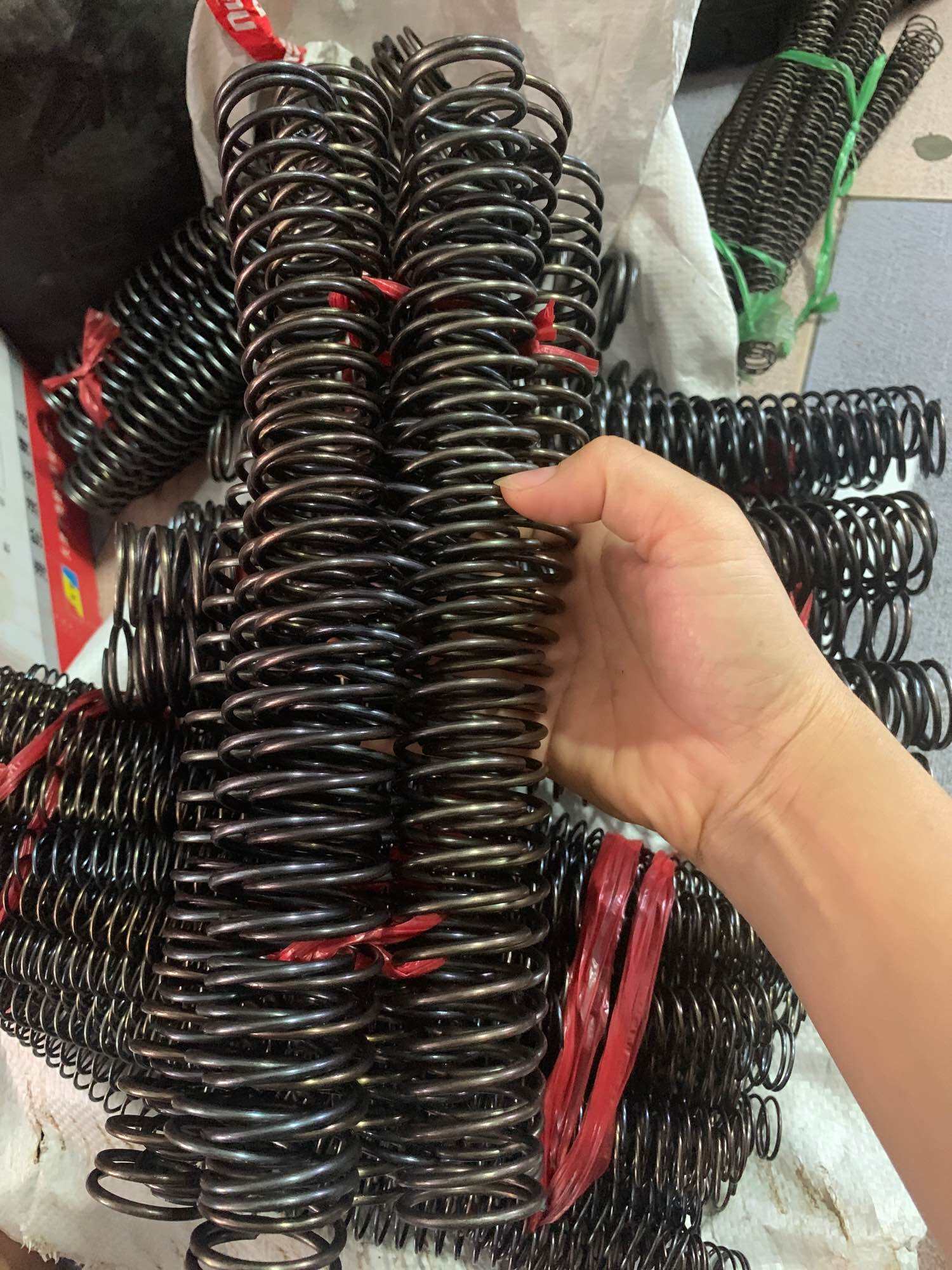 Lò xo nén phi 35 (ngoàisợi 2mm3mm dài 300mm)👍👍👍