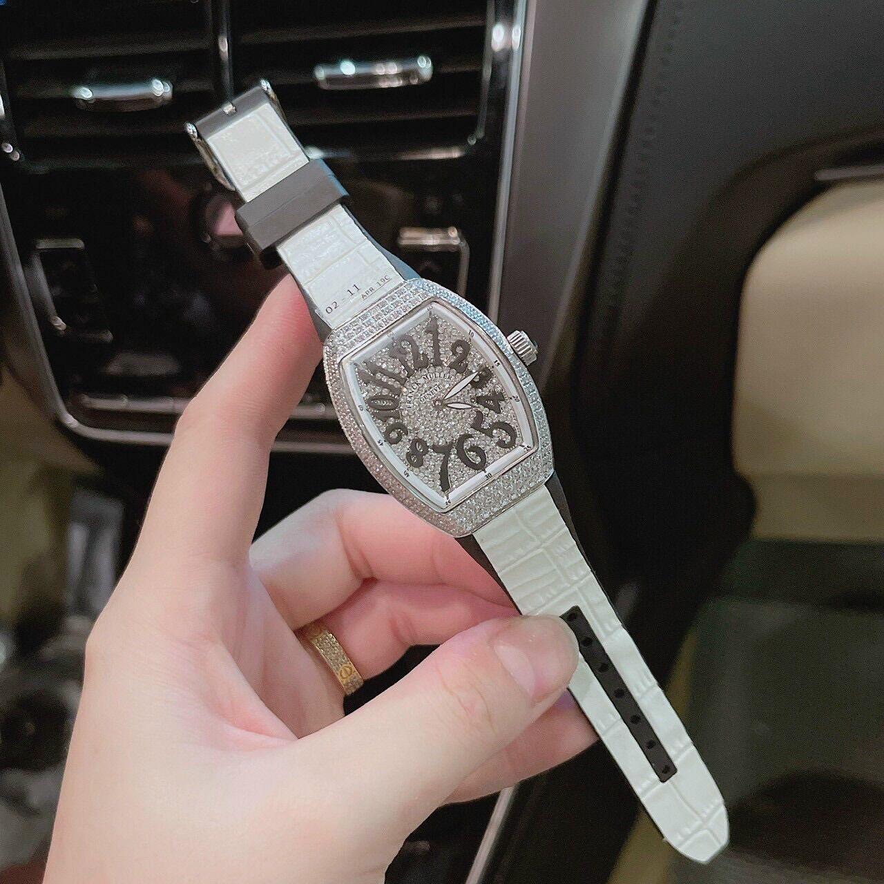 Đồng hồ Nữ Franck Muller mặt kín đá cao cấp chạy pin máy Nhật size 32mm dây cao su vỏ đá dây trắng