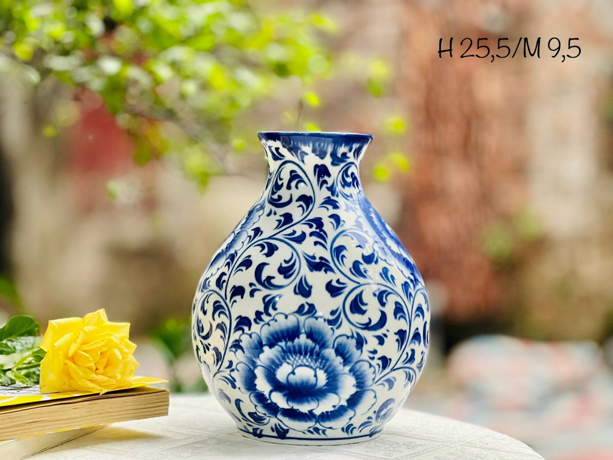 Bình cắm hoa men lam, vẽ thủ công. Gốm sứ Bát Tràng.