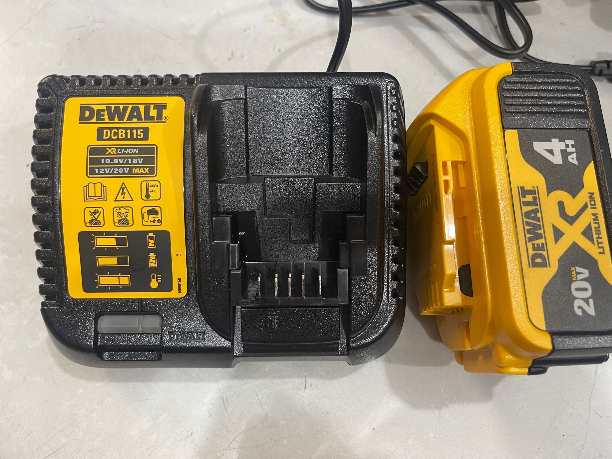 Pin dewalt 4ah , sac sạc 115 220v