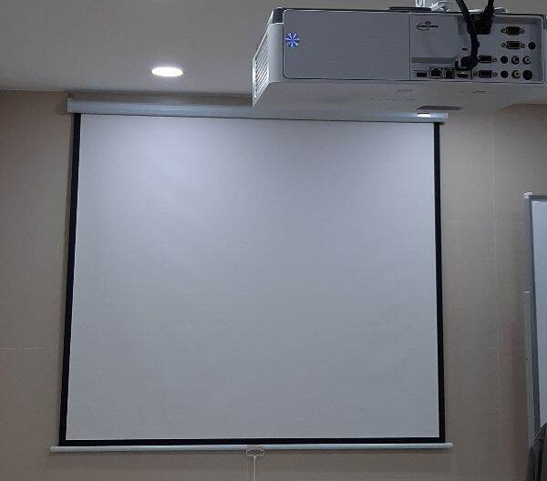 Màn chiếu treo tường 135inch 2m4 x 2m4