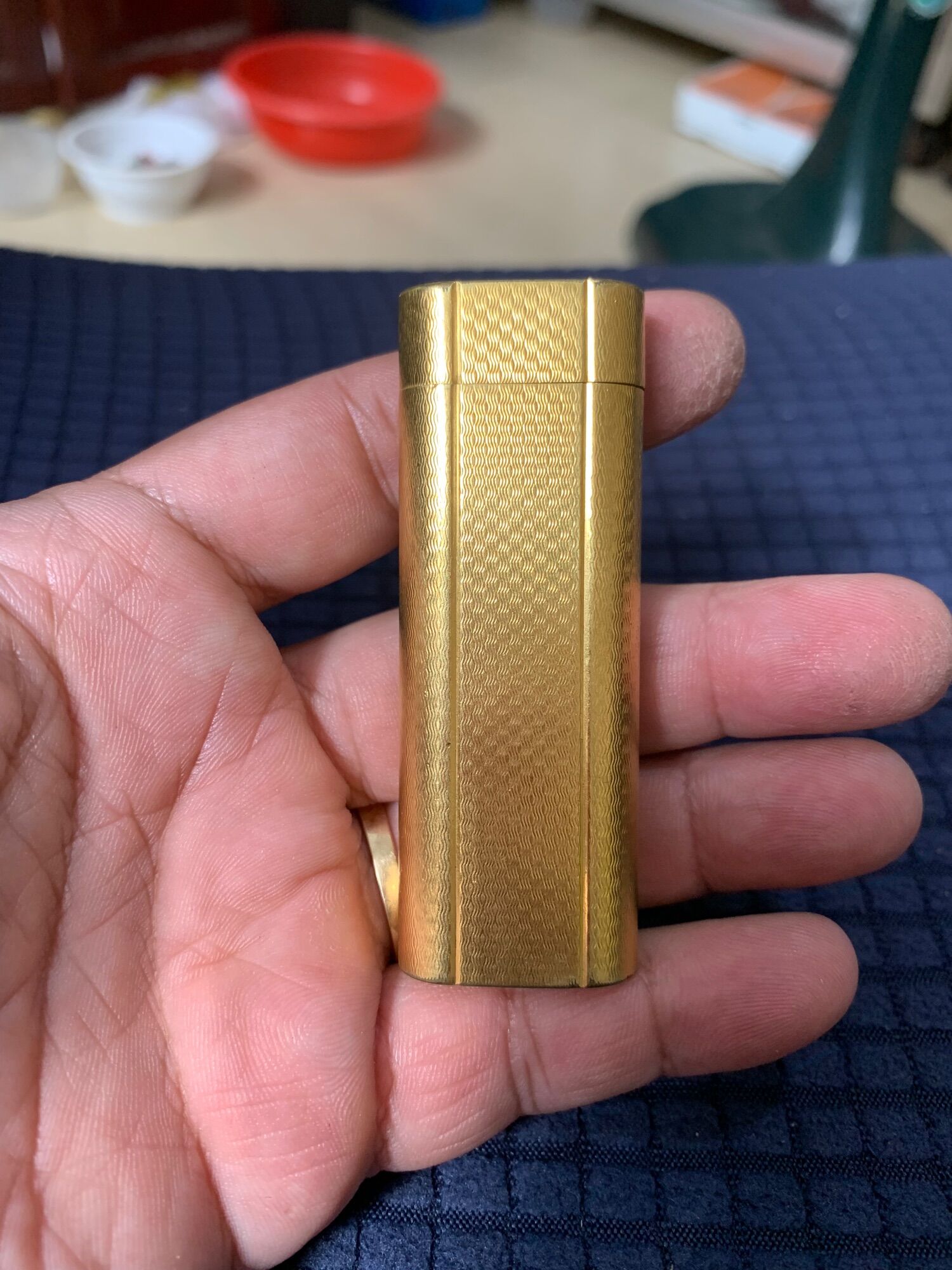 Bật lửa Cartier mạ vàng.