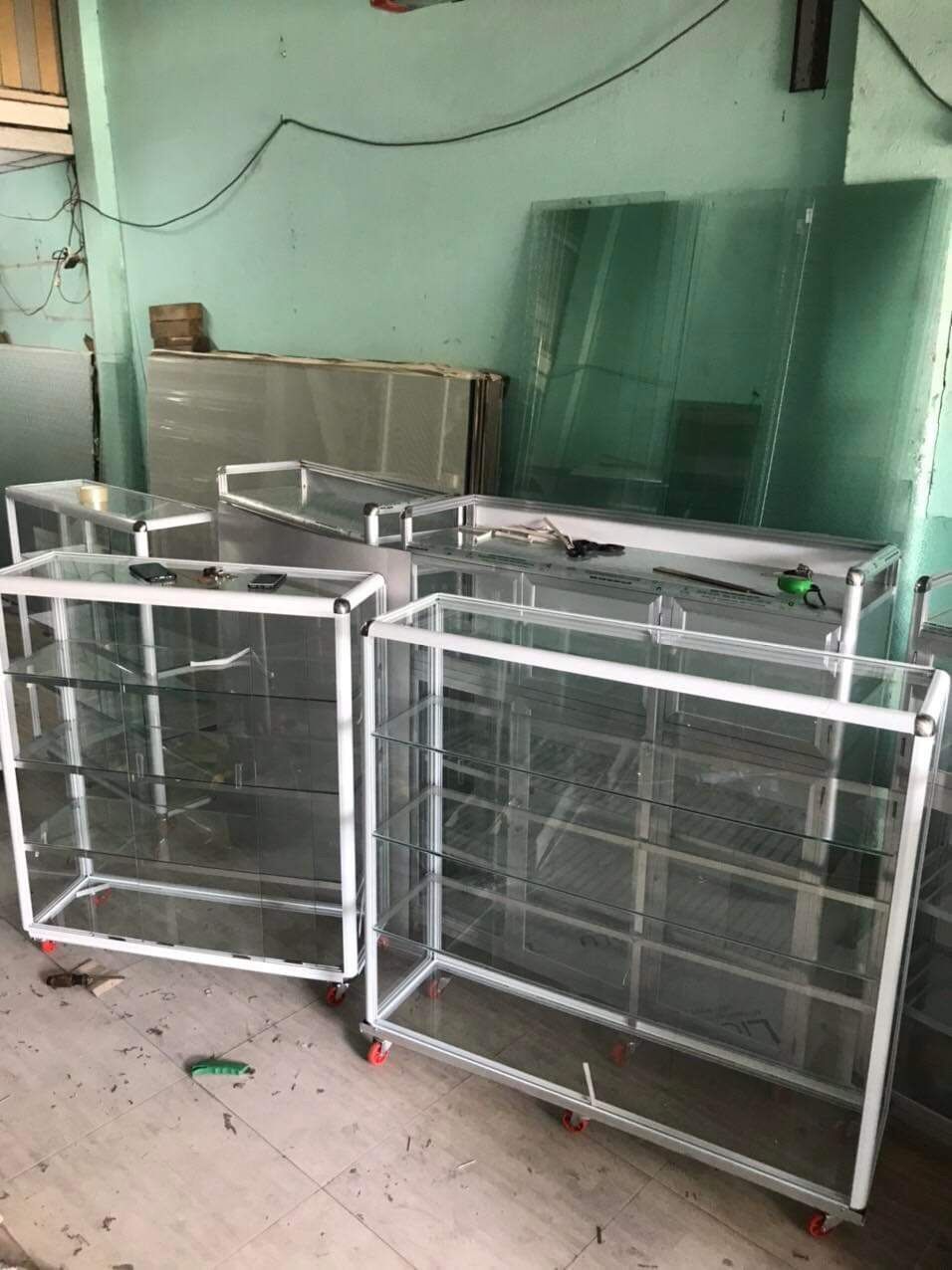 Tủ kính trưng bày nhôm kính