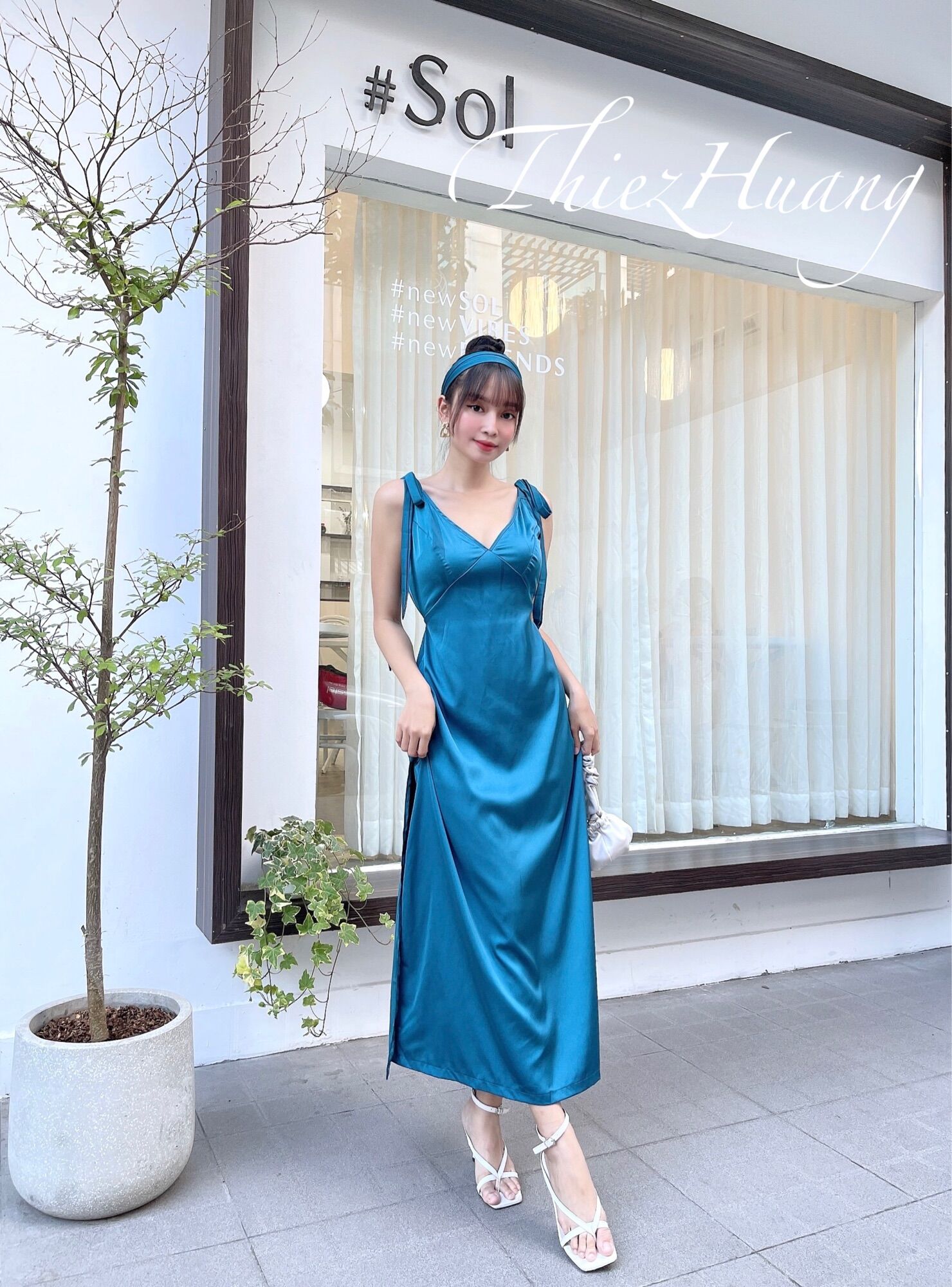 Đầm maxi lụa dáng dài hở lưng , trẻ trung